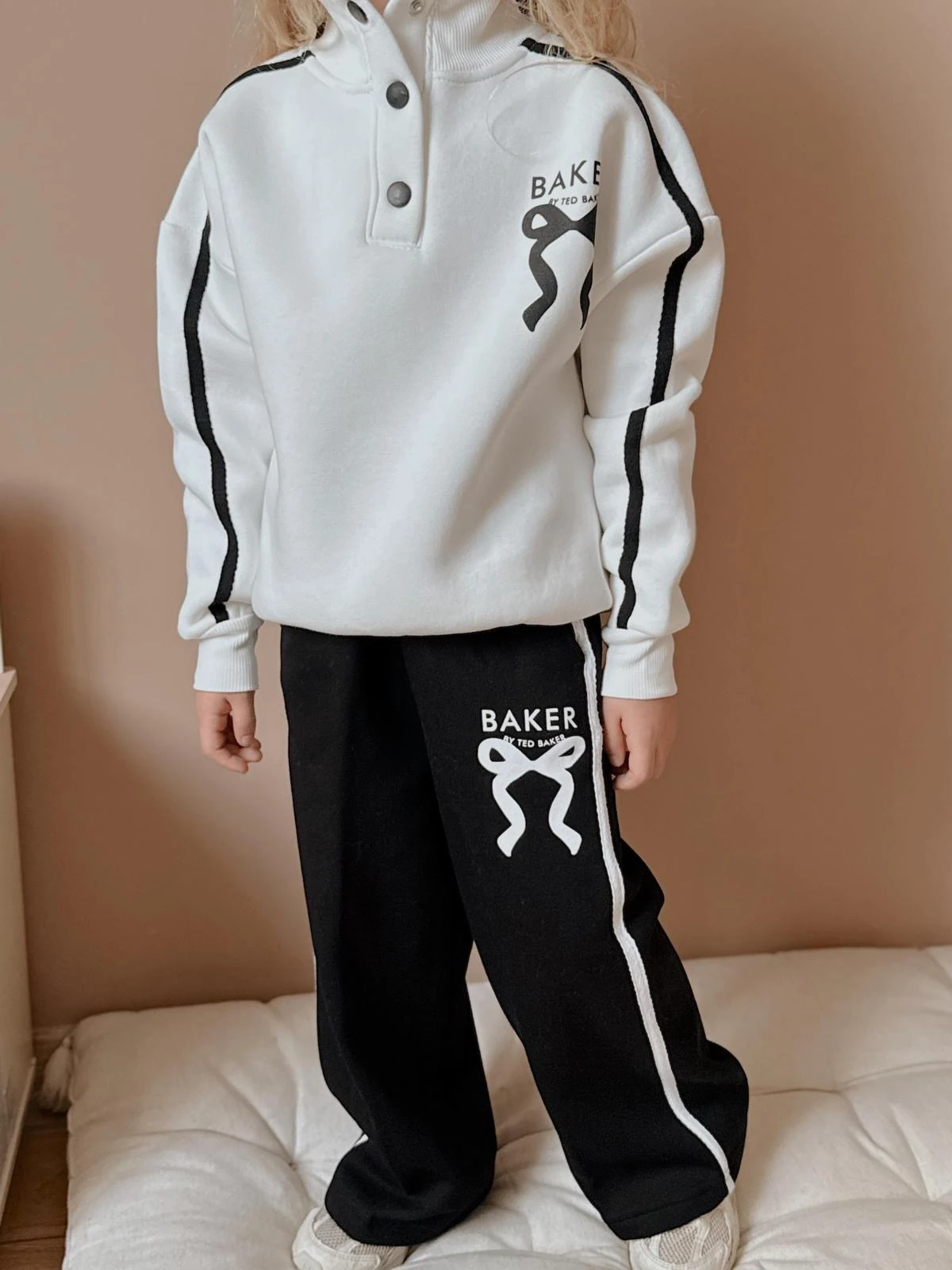 Kız Çocuk Beyaz Siyah Fiyonklu Takım