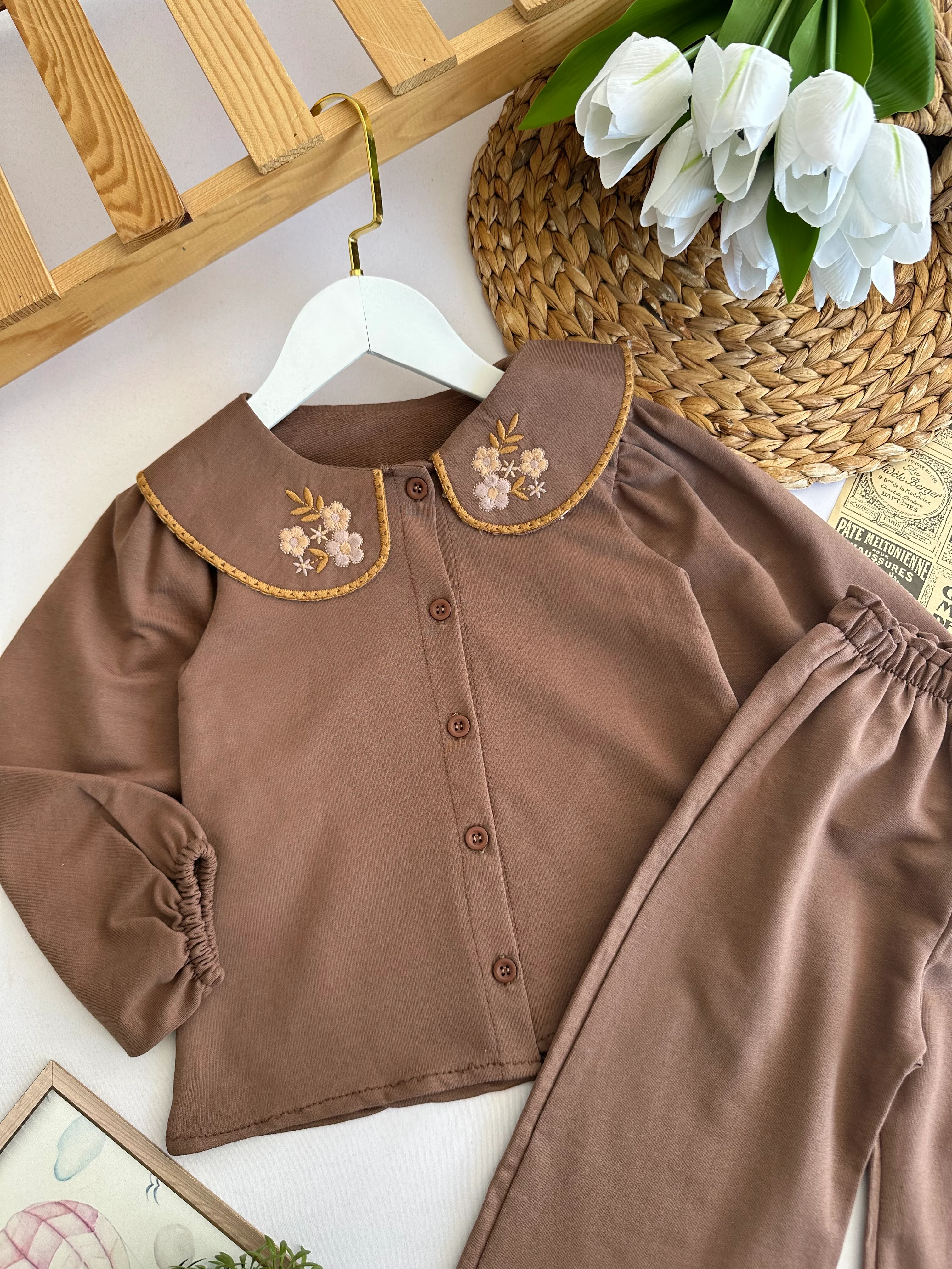 Kız Çocuk Kahverengi Bebe Yaka Çiçek Nakışlı Takım