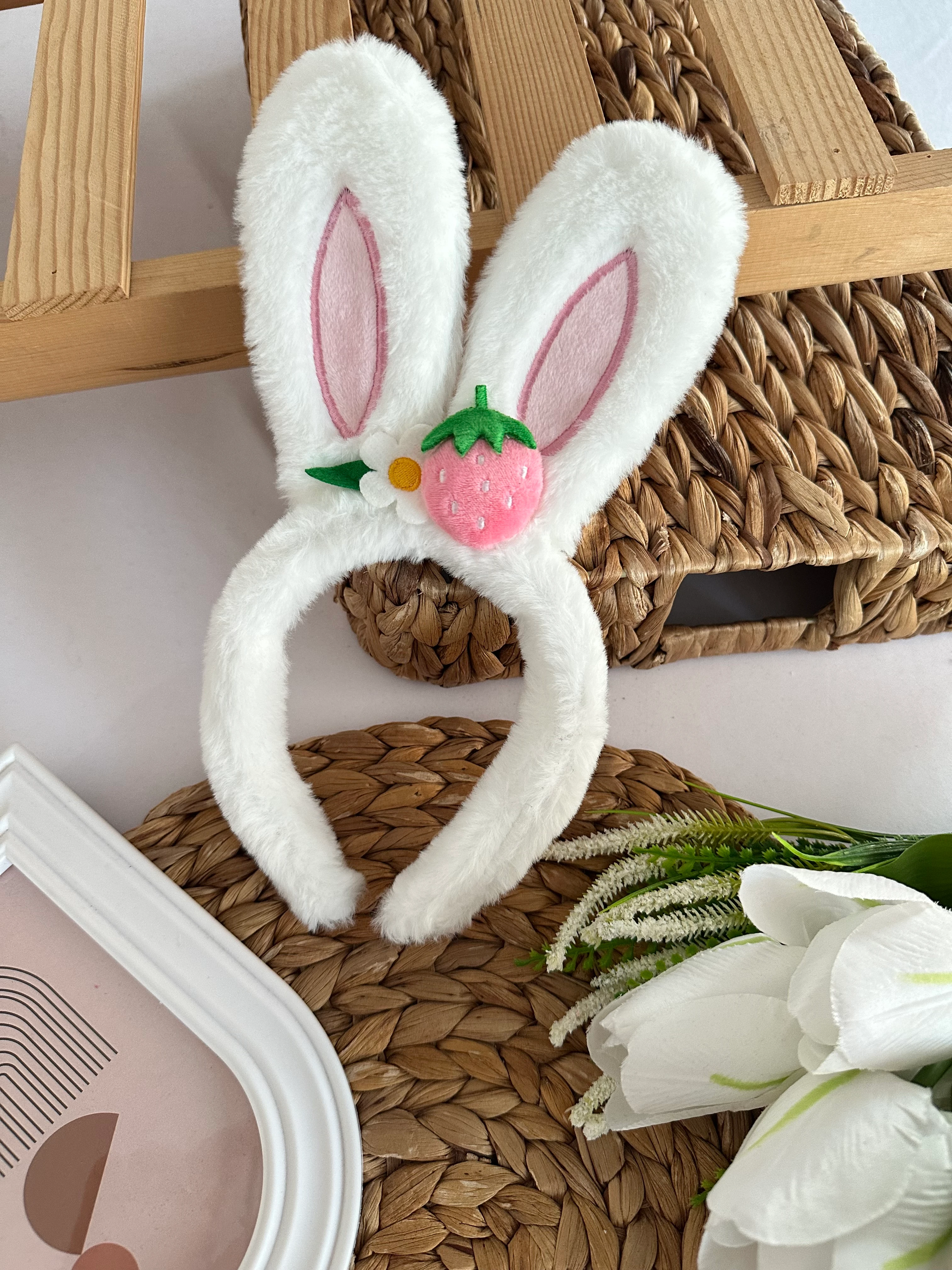 Beyaz Çilekli Tavşan Kulak Taç