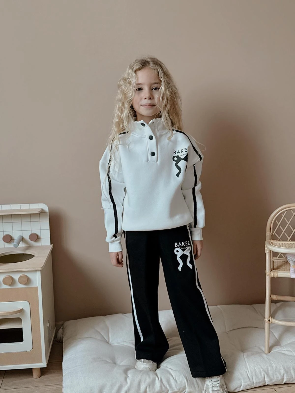 Kız Çocuk Beyaz Siyah Fiyonklu Takım