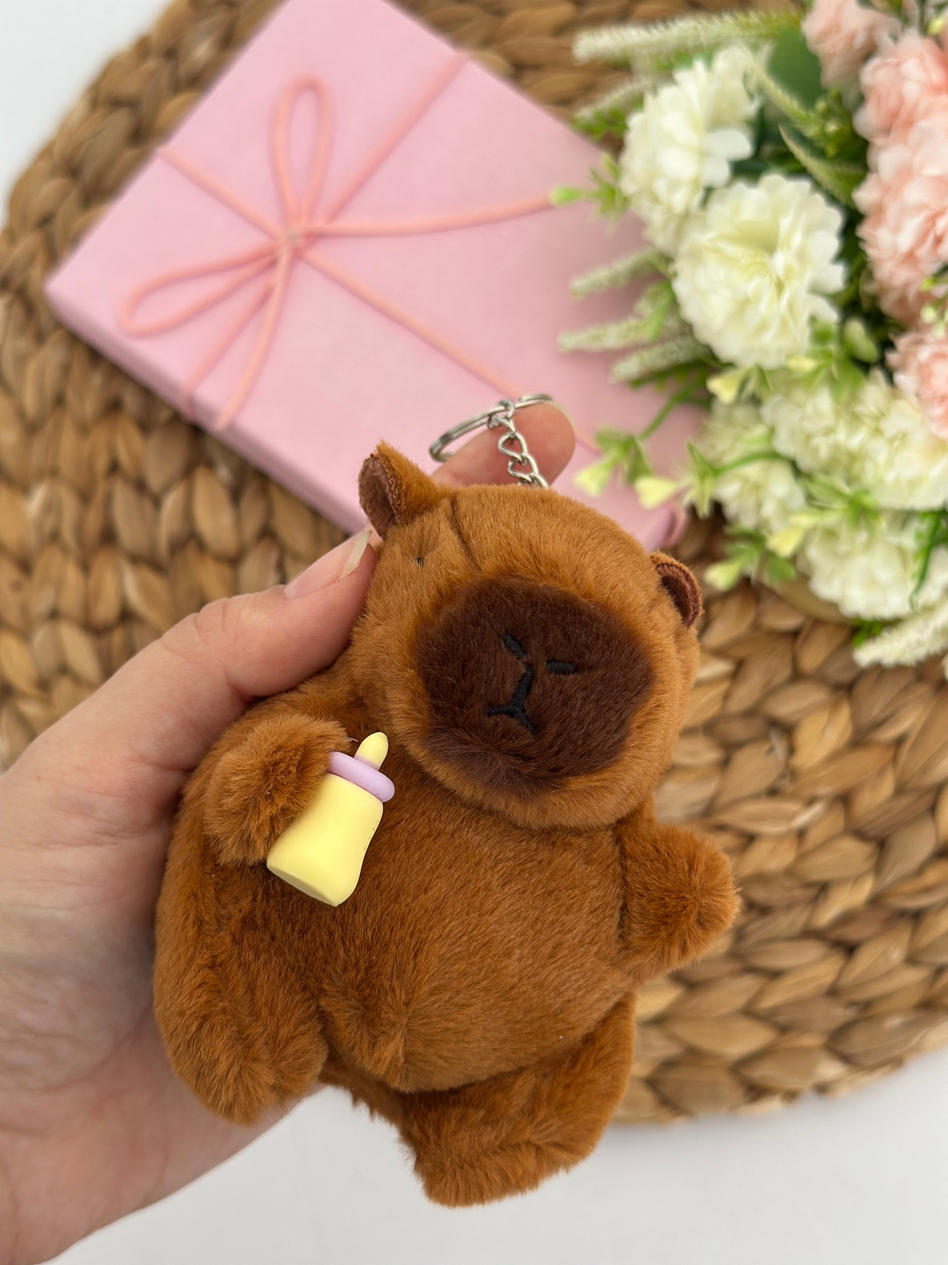 Kapibara Biberonlu Peluş Anahtarlık
