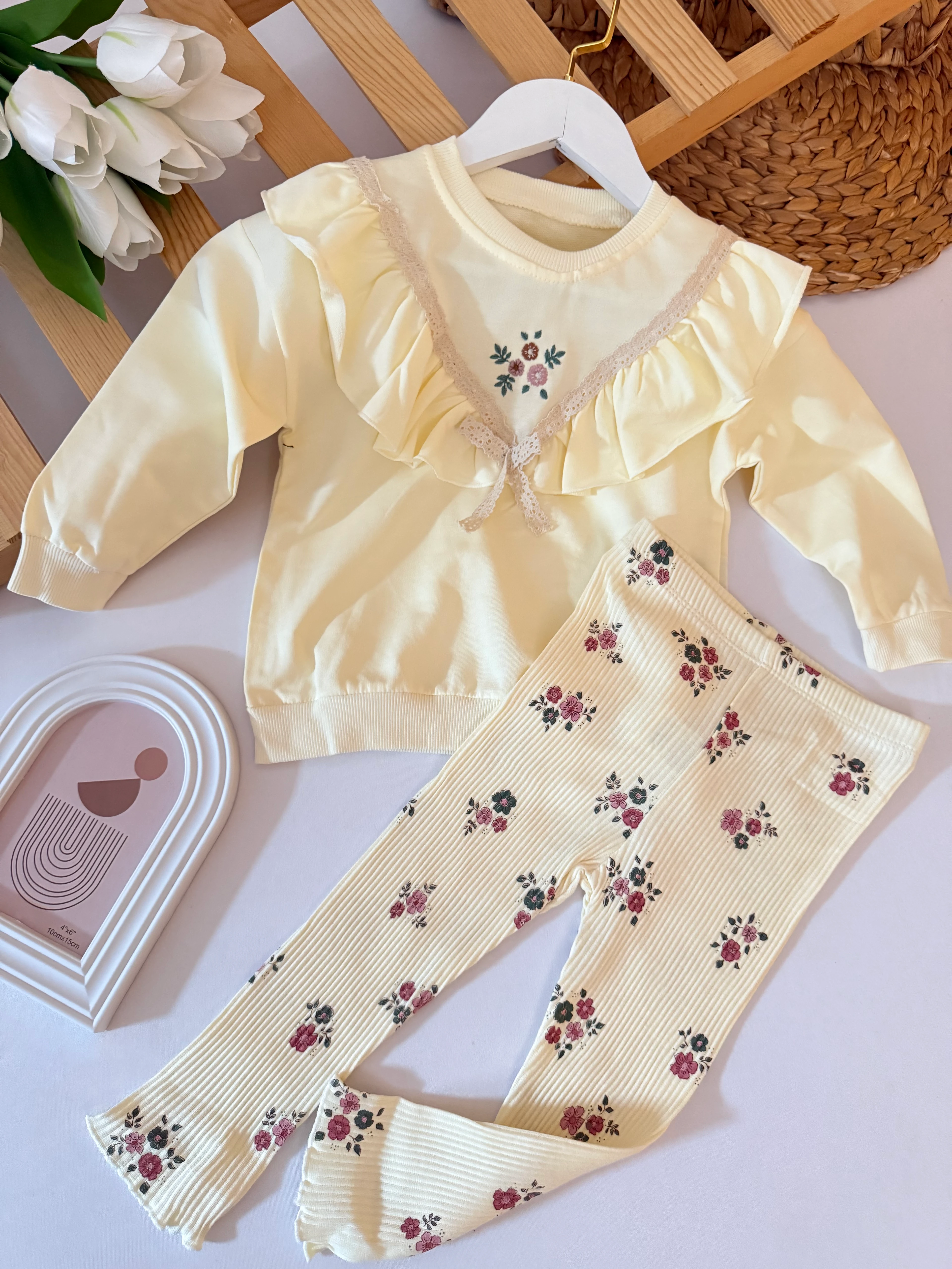 Kız Çocuk Bej Çiçek Desenli Önü Fırfırlı Takım