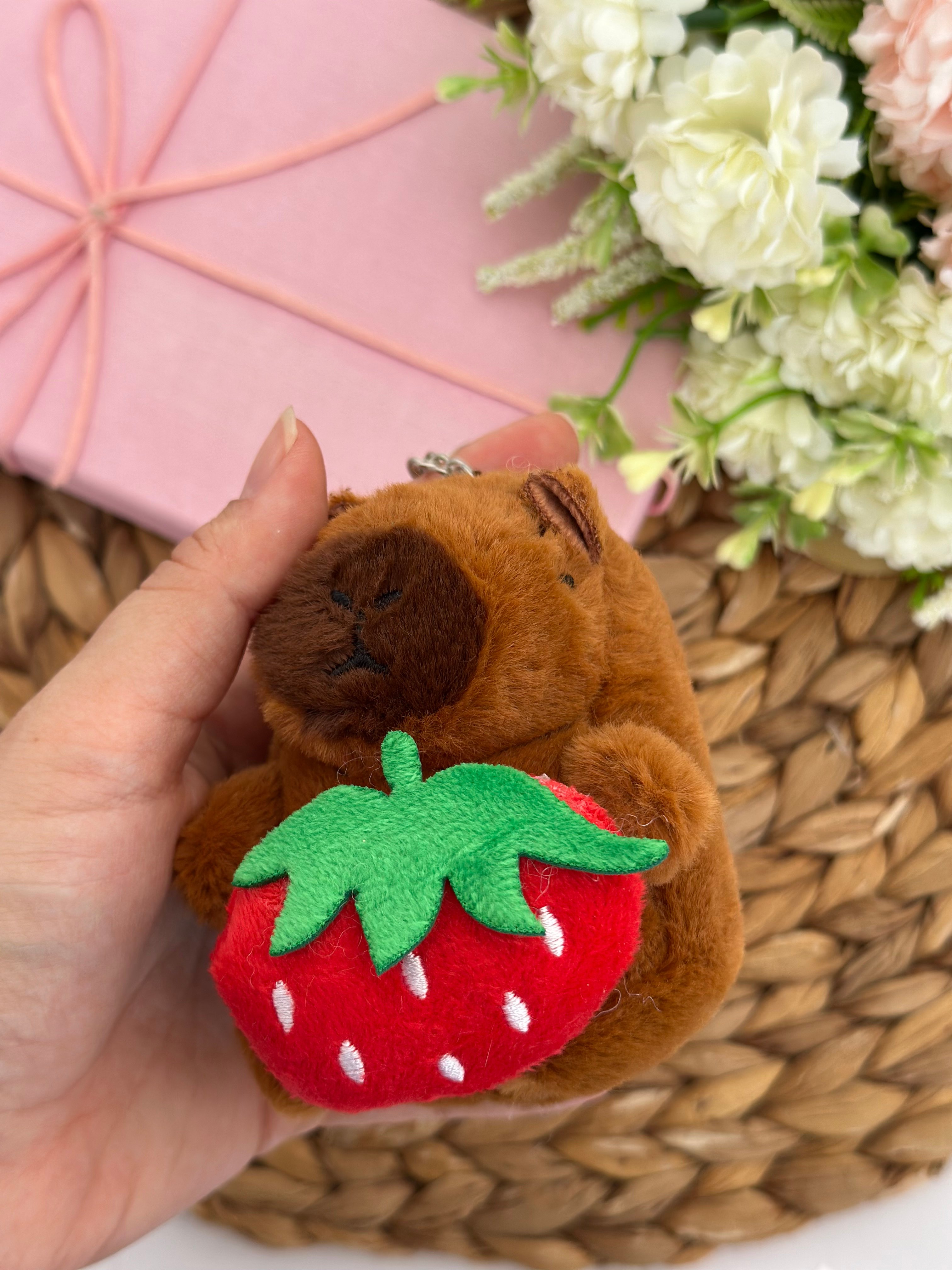 Kapibara Çilekli Peluş Anahtarlık