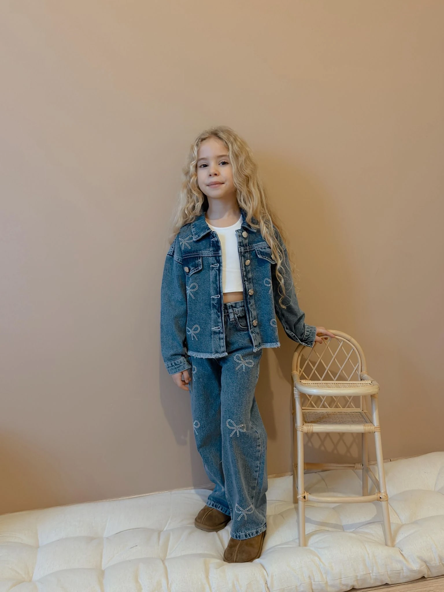 Kız Çocuk Taşlı Fiyonklu Kot Takım