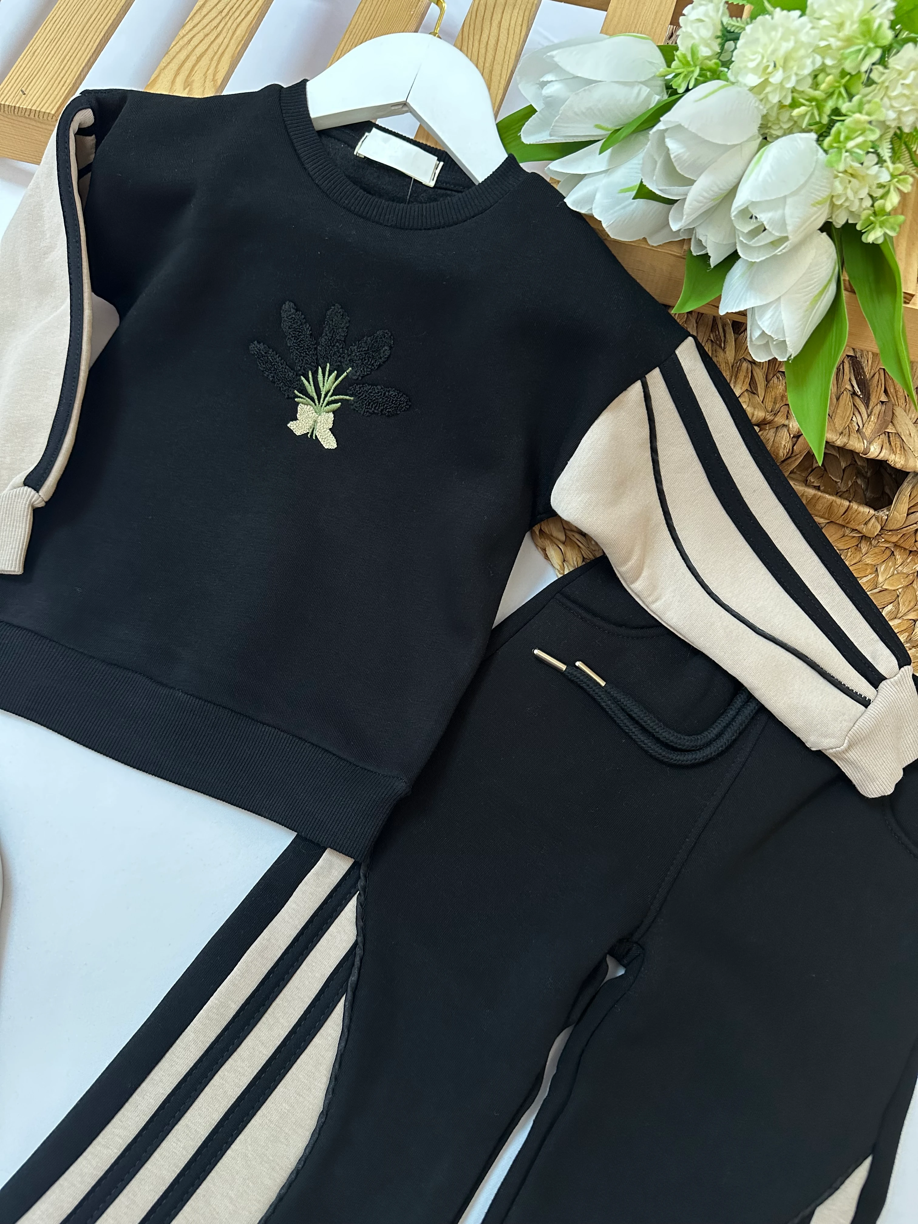 Kız Çocuk Siyah Çiçek Nakışlı Takım