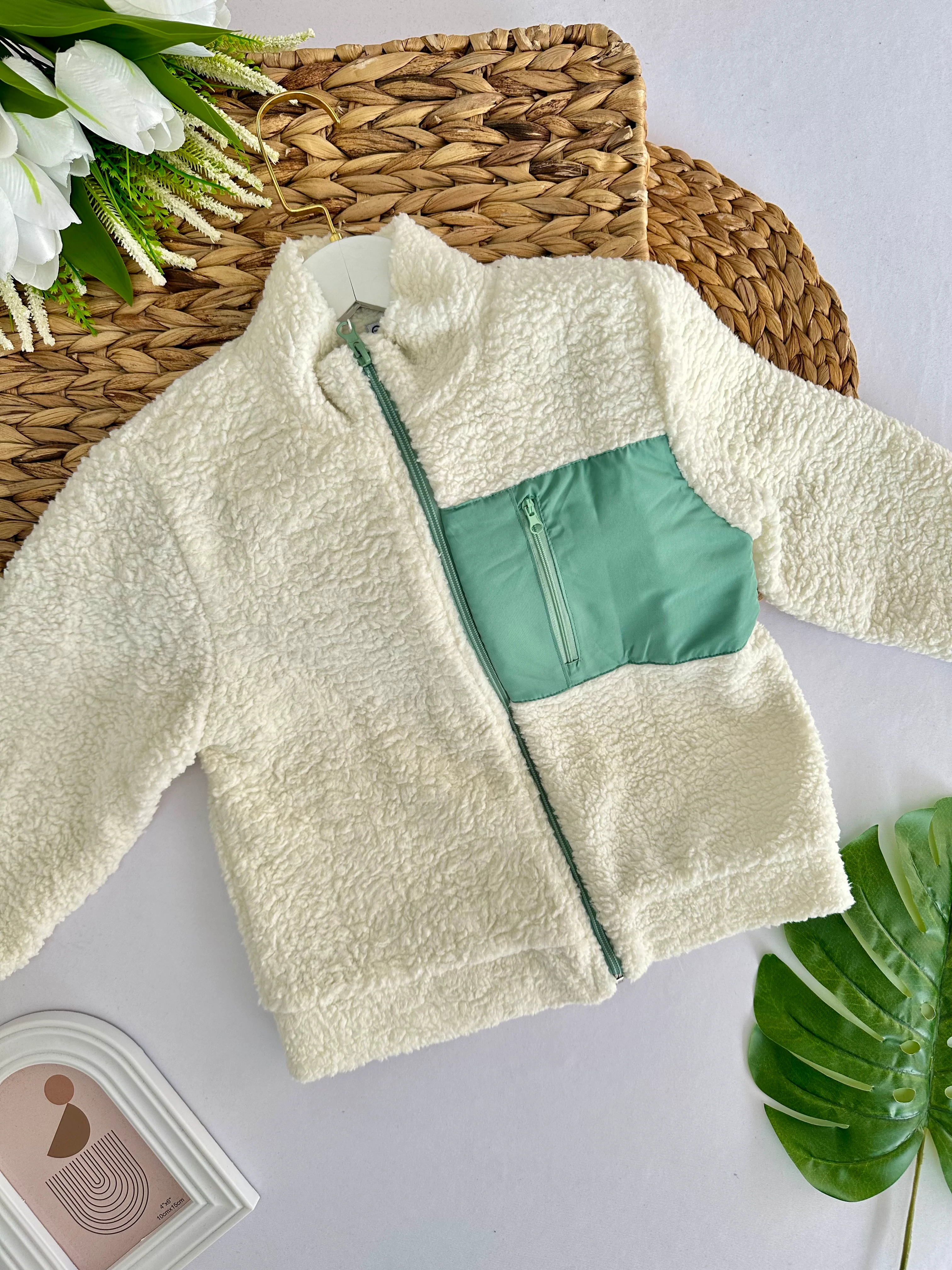 Kız Çocuk Beyaz Yeşil Cepli Peluş Hırka