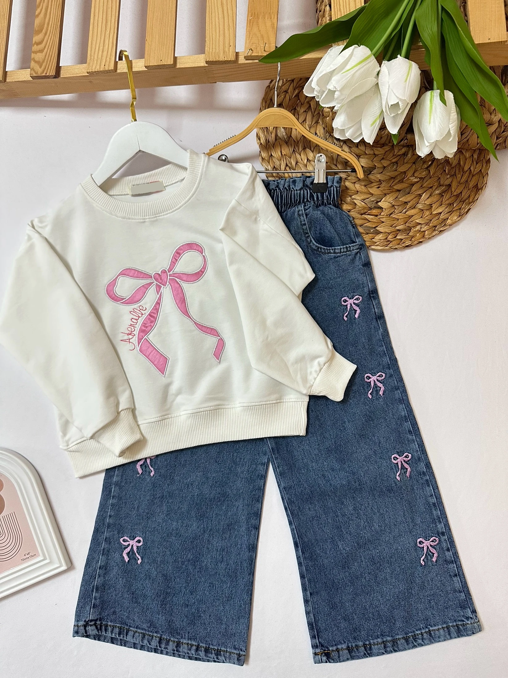 Kız Çocuk Beyaz Fiyonklu Kot Pantolonlu Takım