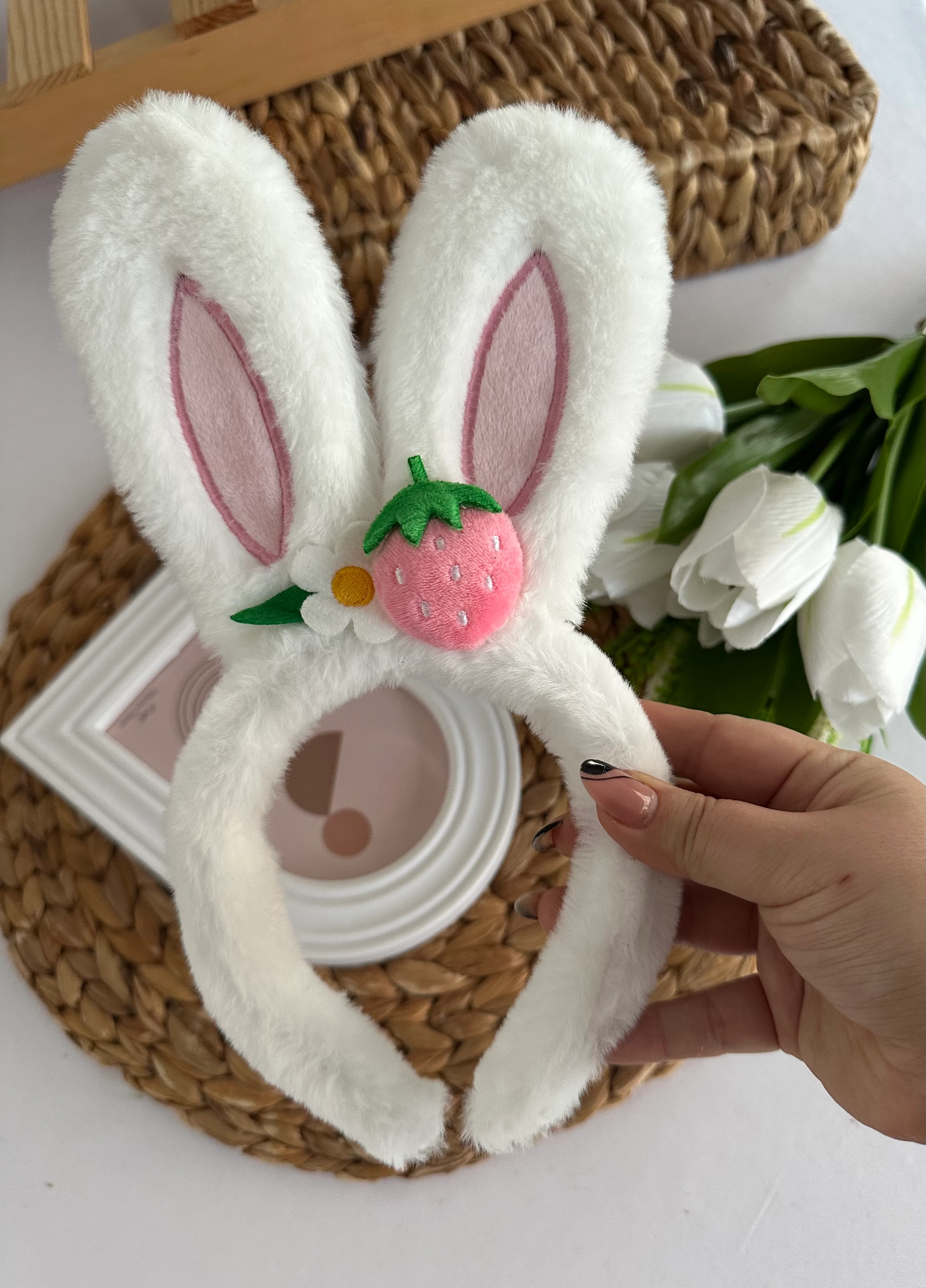 Beyaz Çilekli Tavşan Kulak Taç