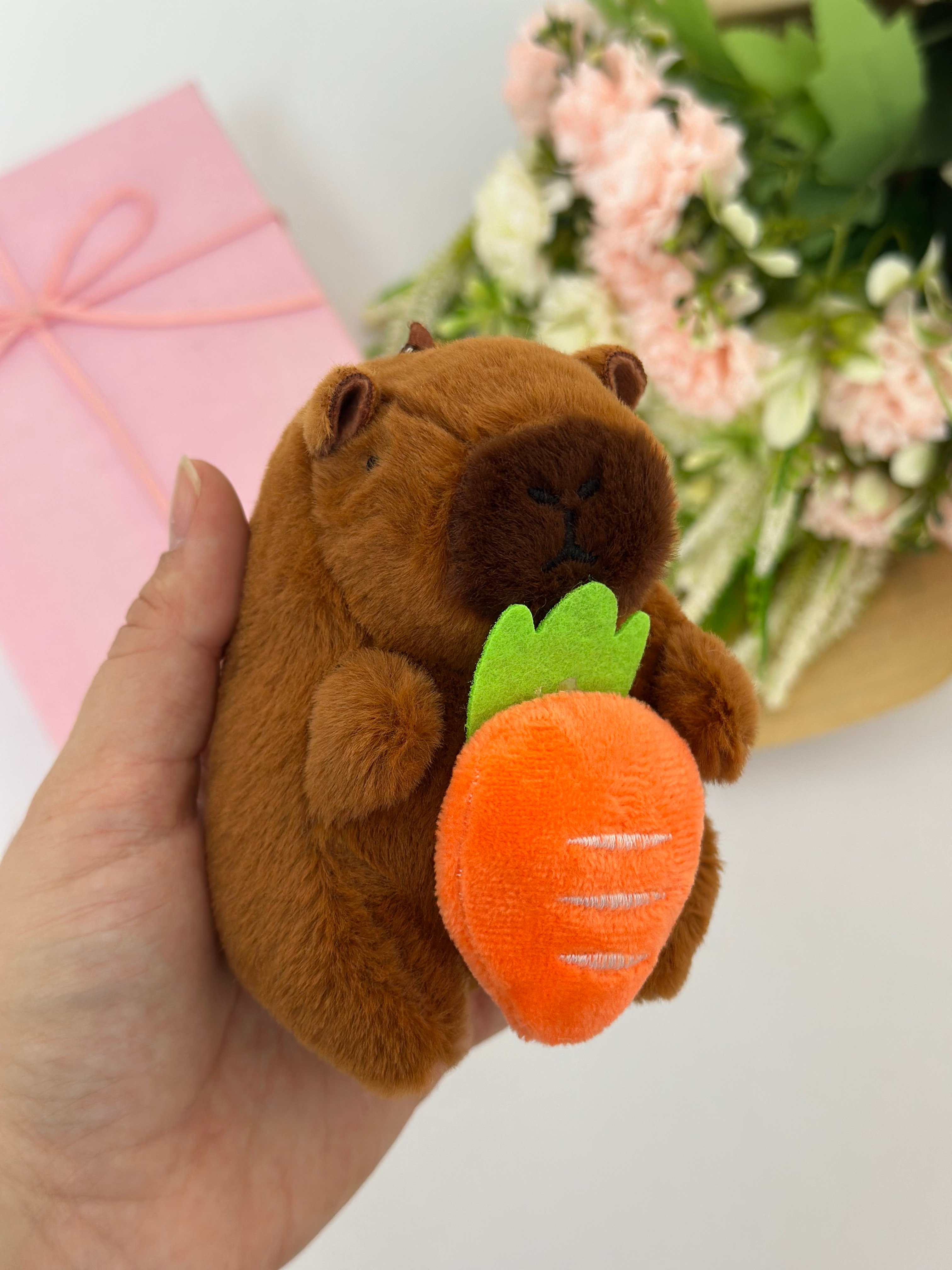 Kapibara Havuçlu Peluş Anahtarlık