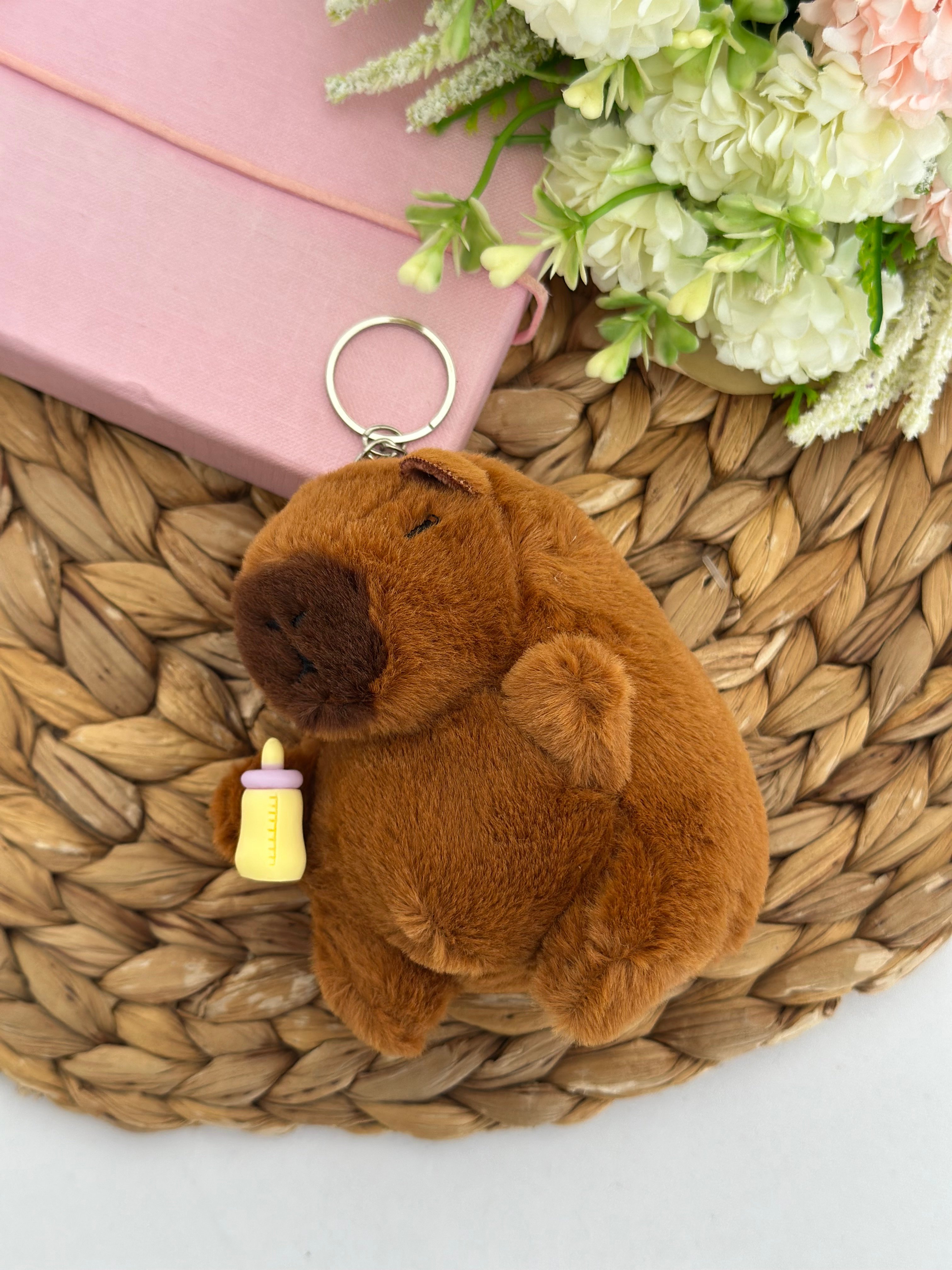 Kapibara Biberonlu Peluş Anahtarlık