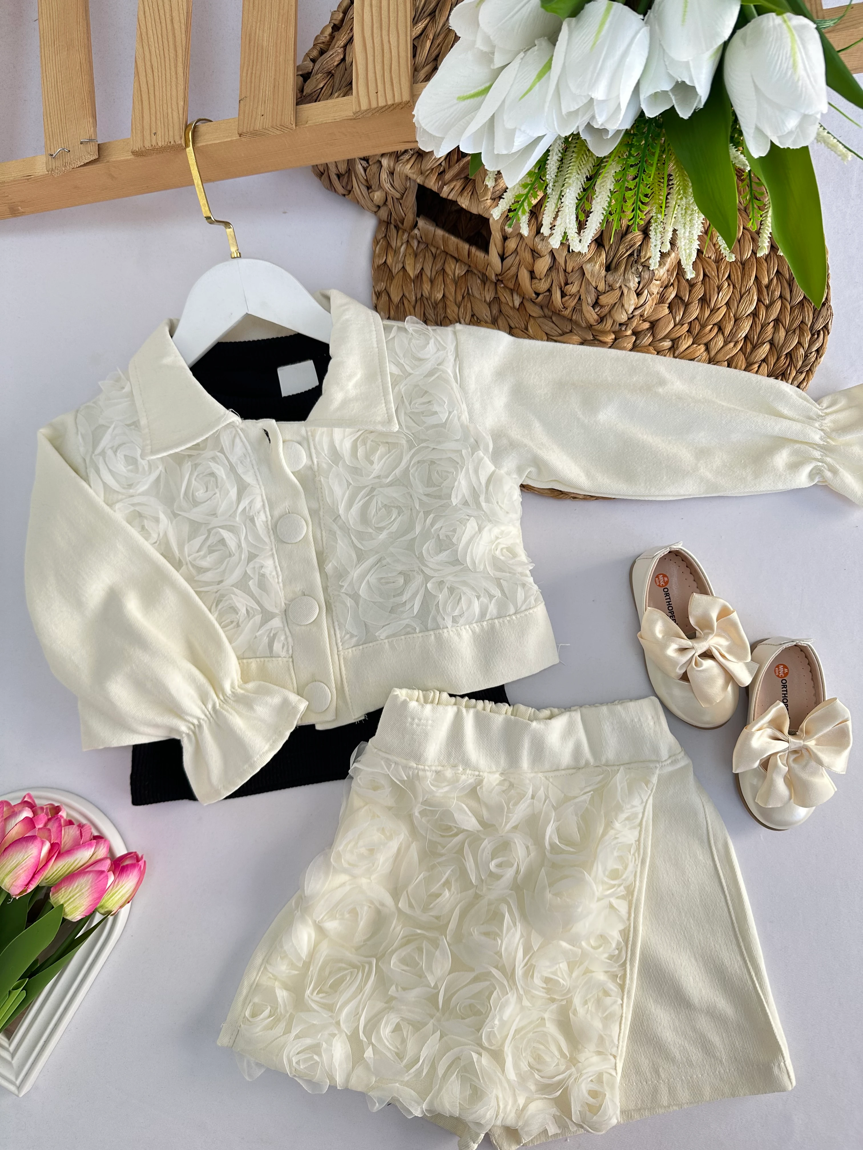 Kız Çocuk Beyaz Gül İşlemeli Şort Etekli 3'lü Takım