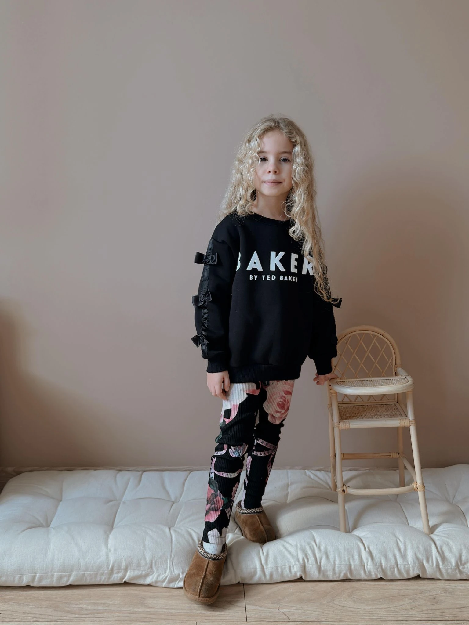 Kız Çocuk Siyah  Çiçek Desenli Kolları Fiyonk Taytlı Takım