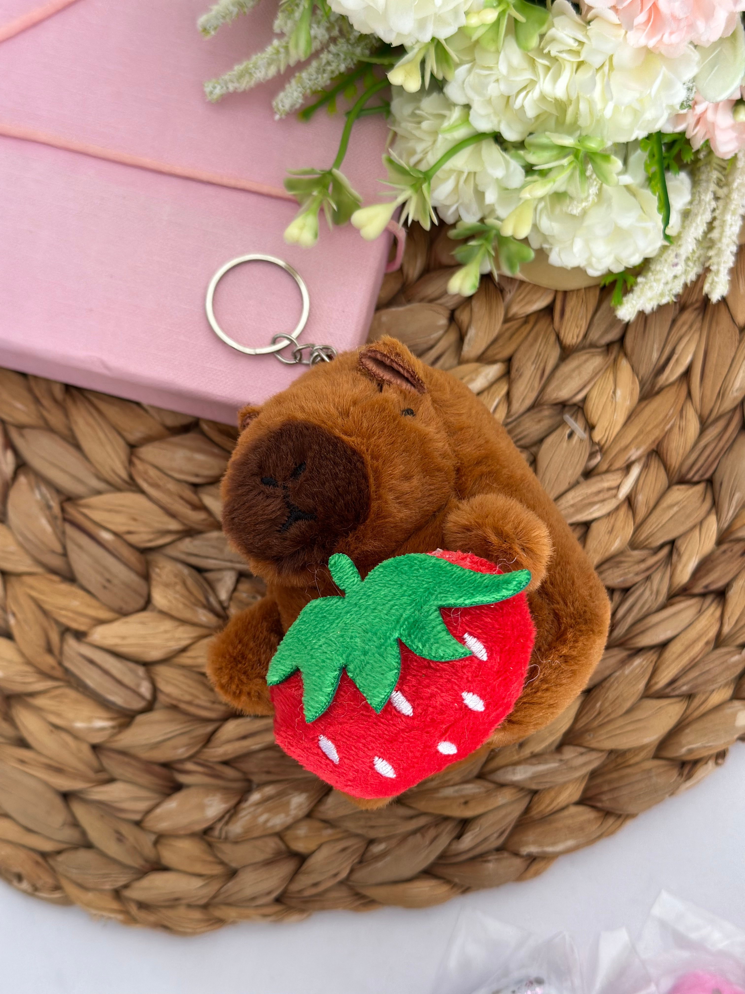 Kapibara Çilekli Peluş Anahtarlık