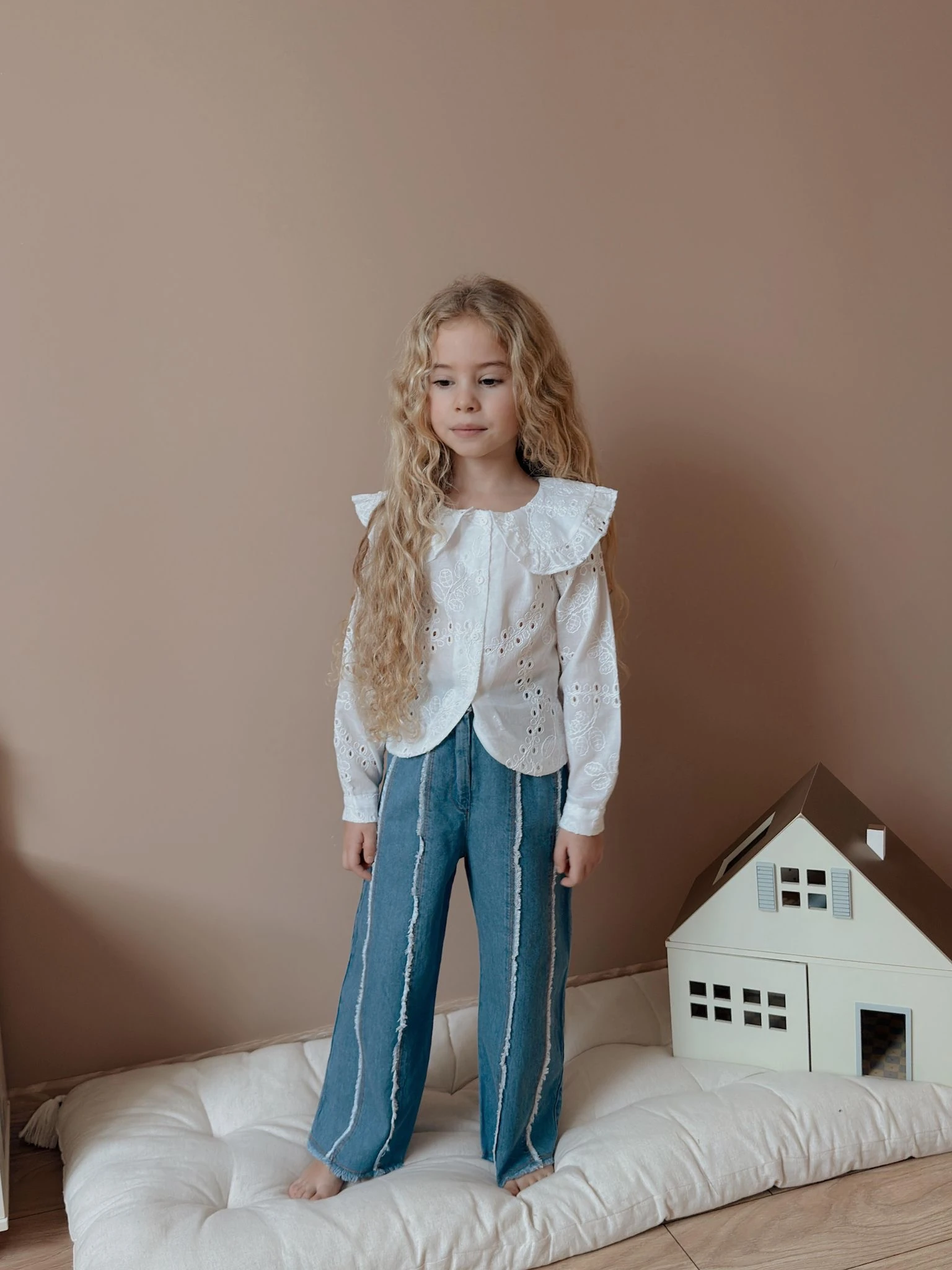 Kız Çocuk Beyaz Bebe Yakalı Kot Pantolonlu Takım