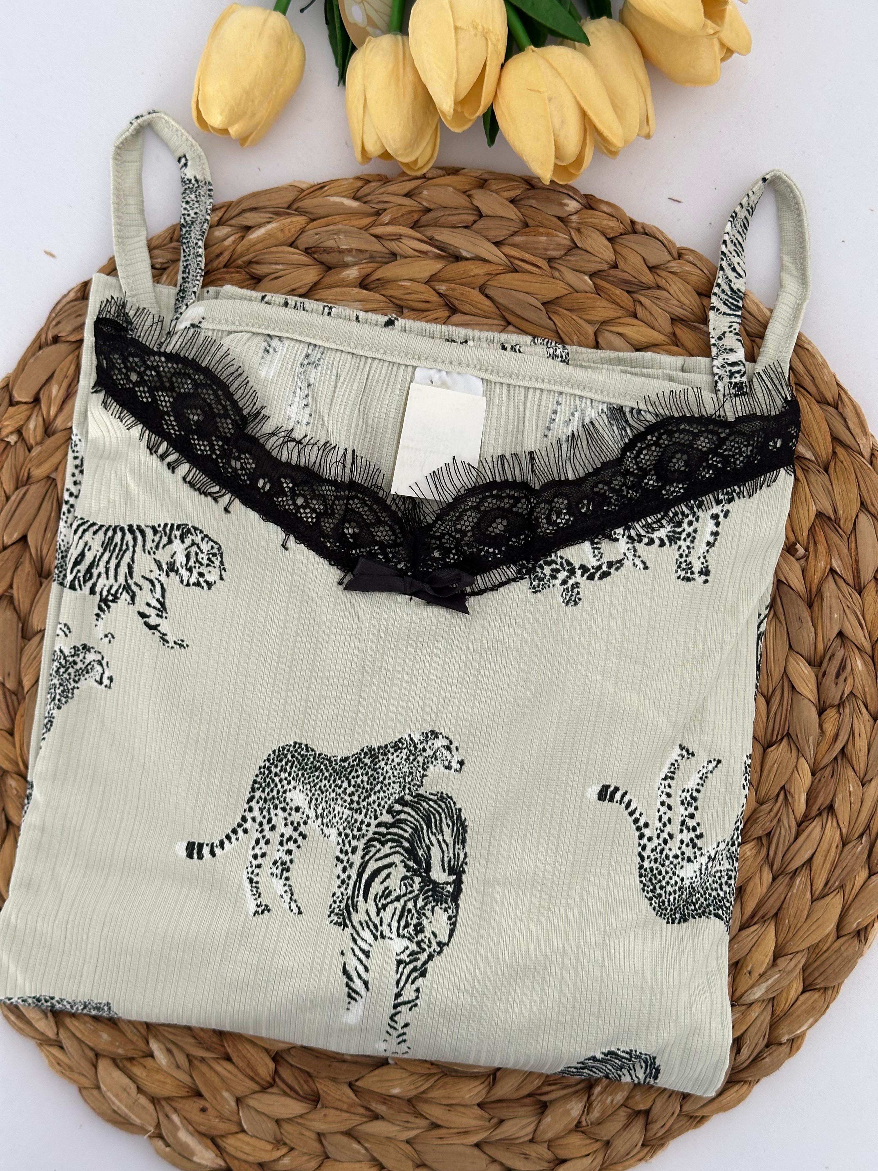 Leopar Desenli Dantel Detaylı Pijama Takımı