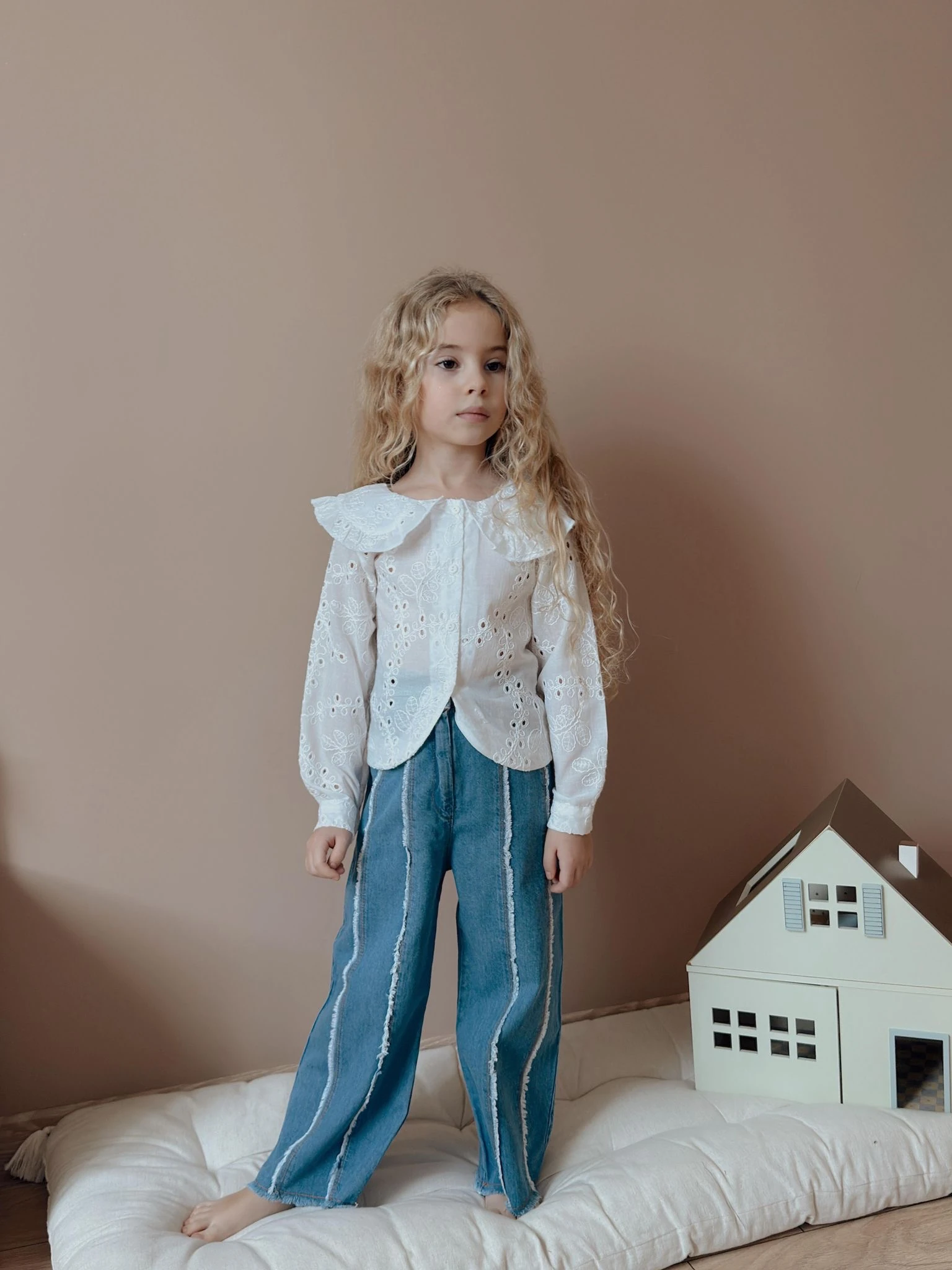 Kız Çocuk Beyaz Bebe Yakalı Kot Pantolonlu Takım