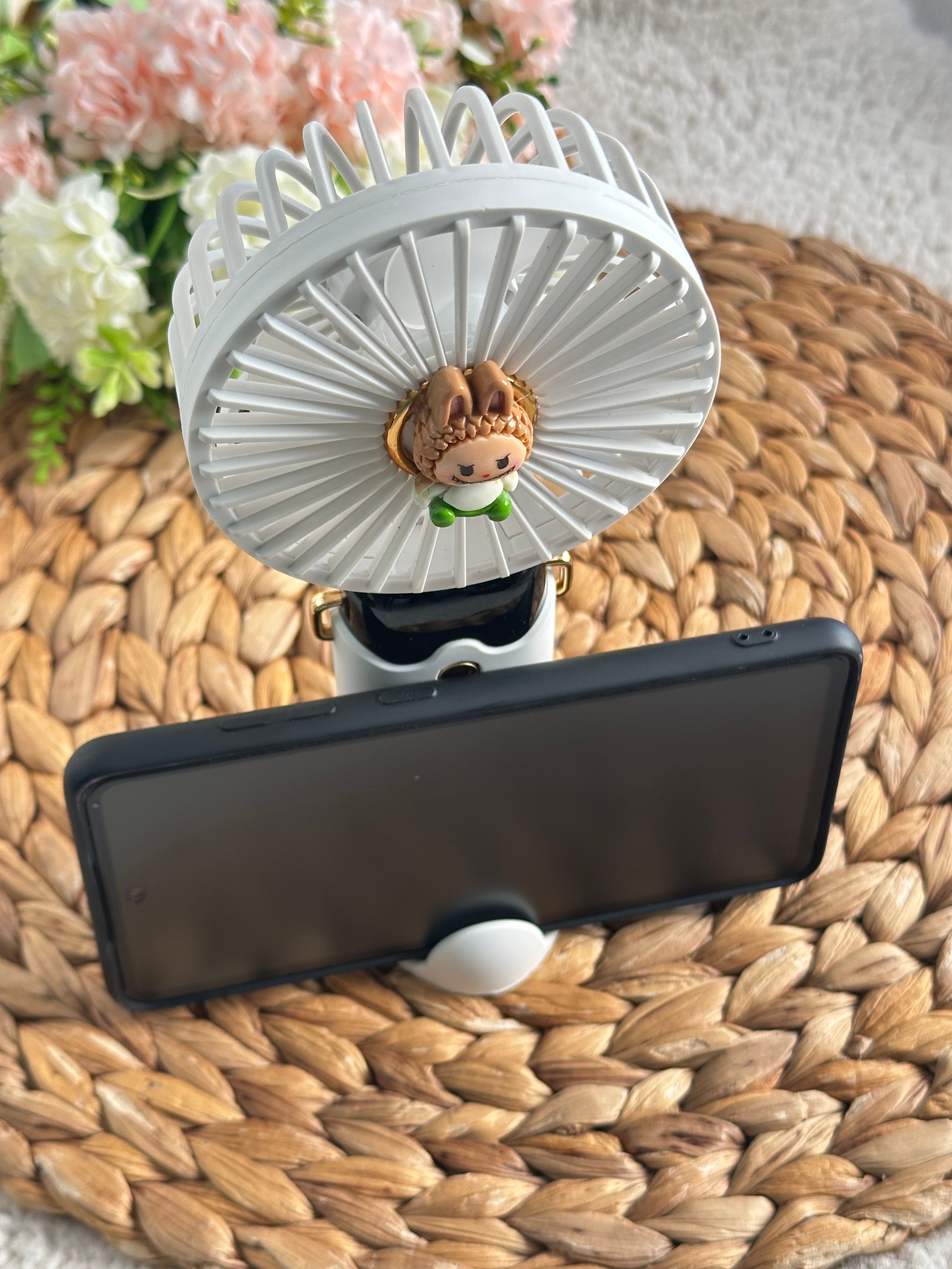 Beyaz Labubu Şarjlı Telefon Tutuculu Mini Fan