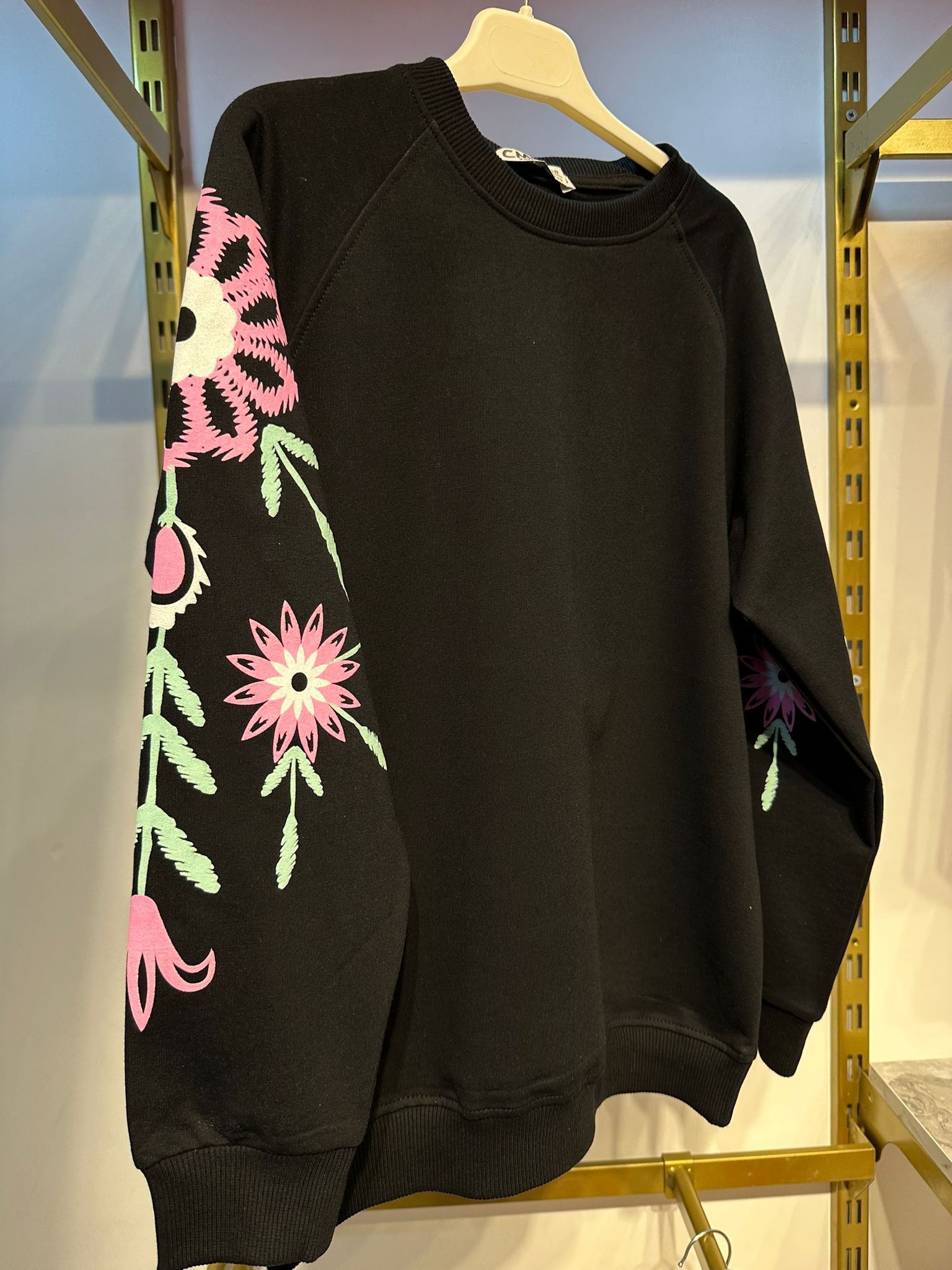 Siyah Mevsimlik Kol Çiçek Detaylı Sweatshirt