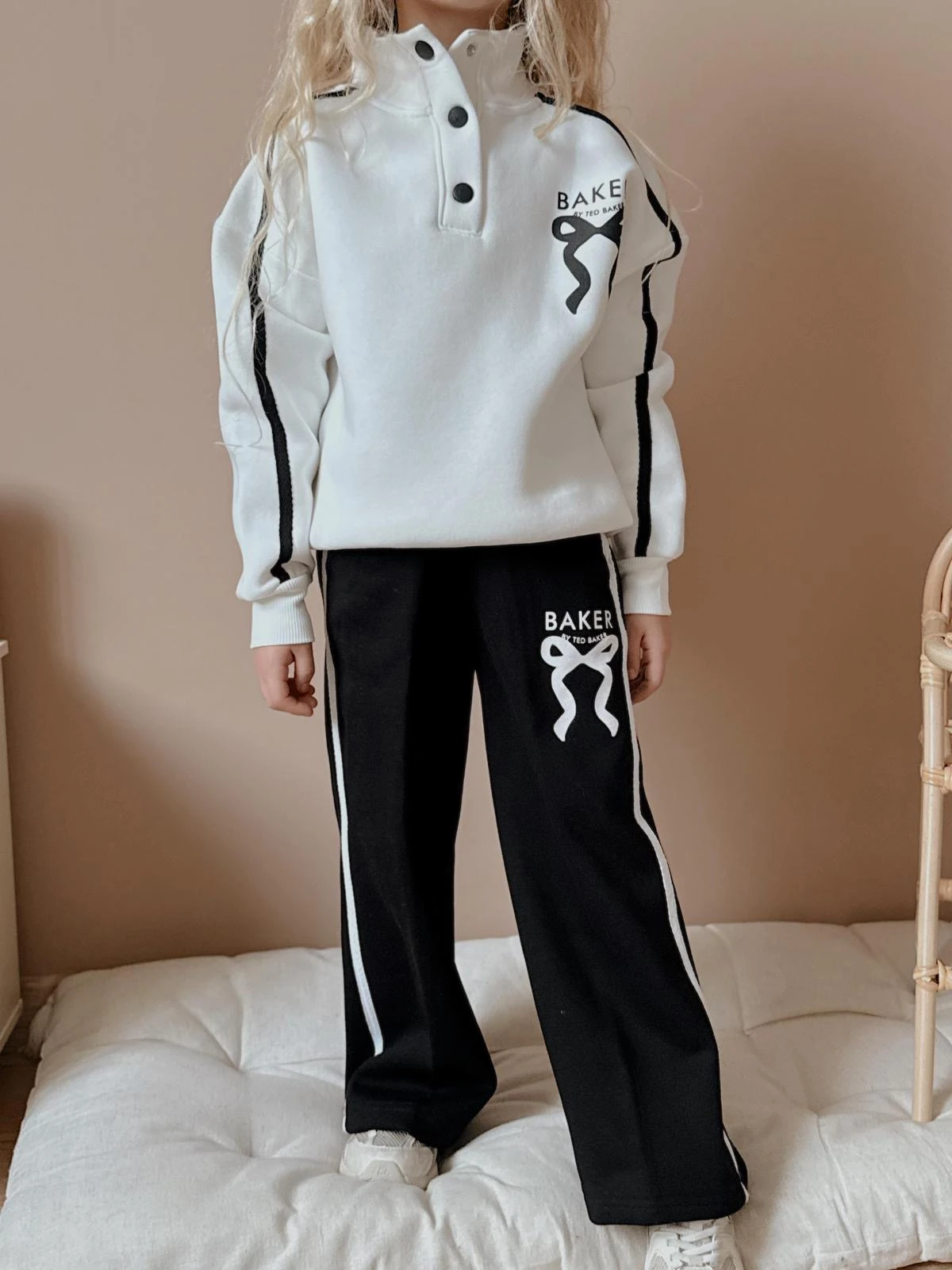 Kız Çocuk Beyaz Siyah Fiyonklu Takım