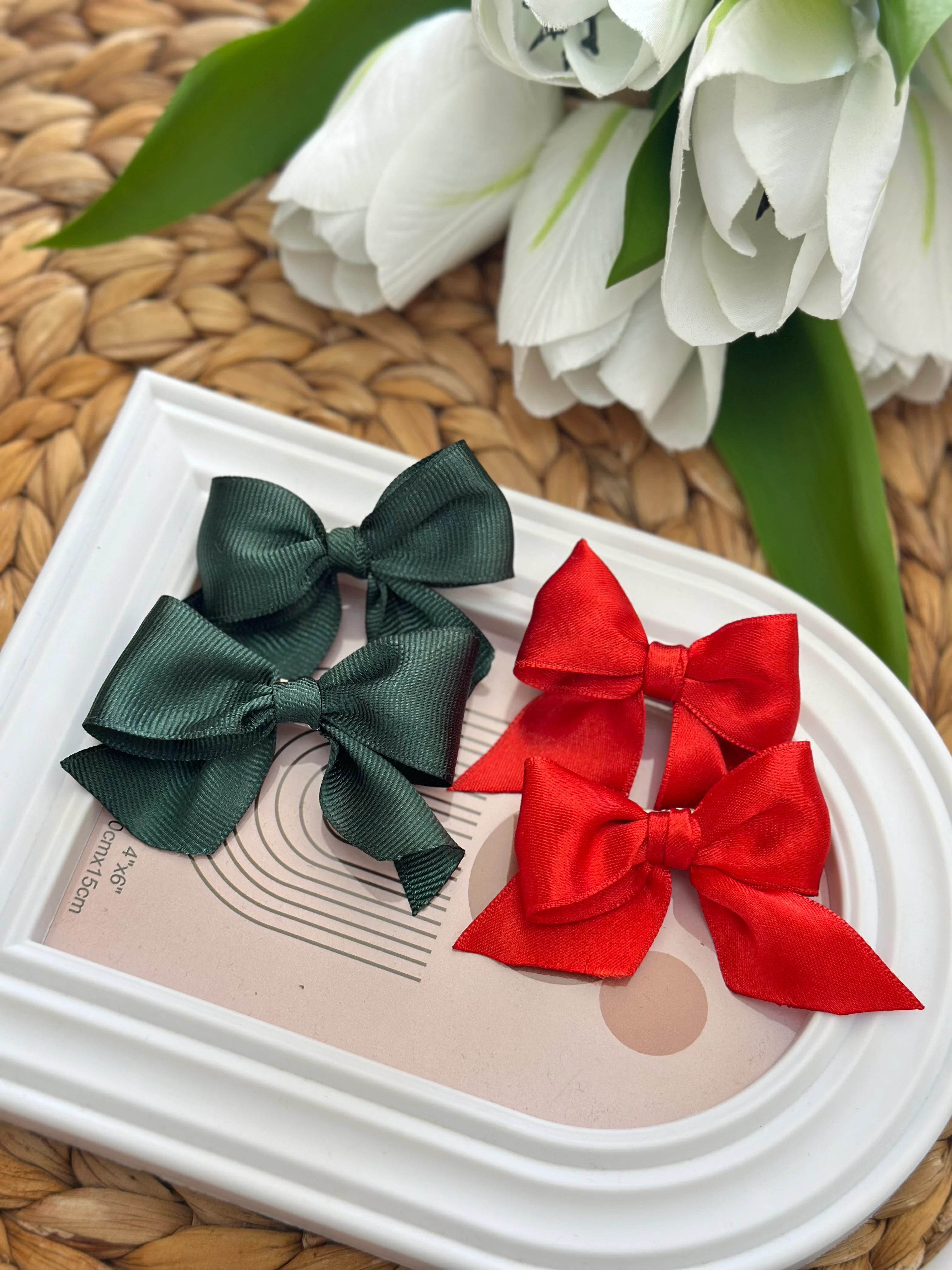 Kırmızı ve Koyu Yeşil  Saten Kumaş Fiyonk Toka