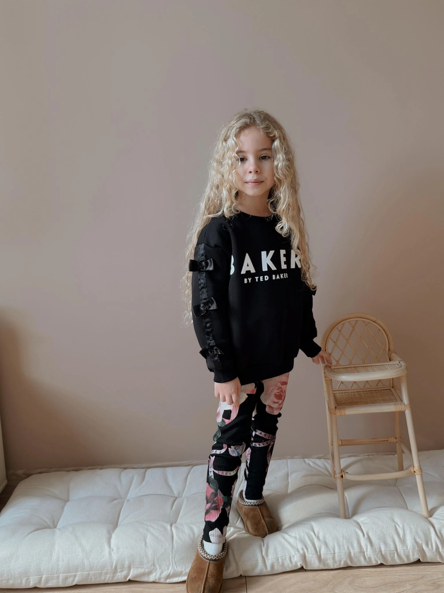 Kız Çocuk Siyah  Çiçek Desenli Kolları Fiyonk Taytlı Takım