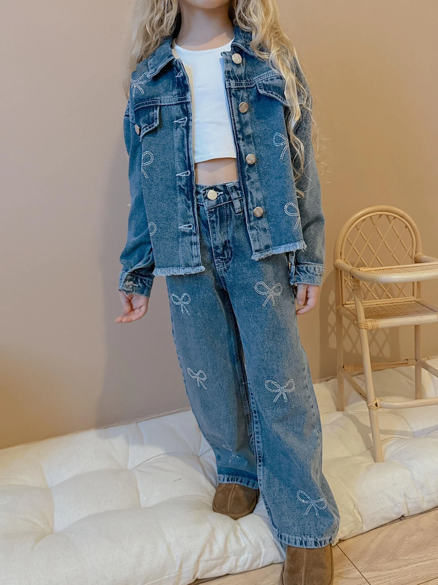 Kız Çocuk Taşlı Fiyonklu Kot Takım