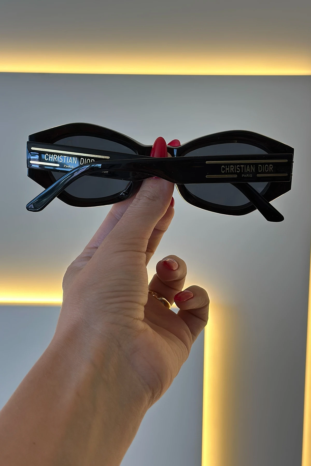 Chrstn Dr  - Güneş Gözlüğü Siyah Şerit Gold Yazı Logo 22-08-2025