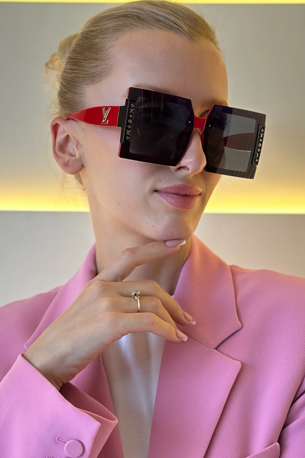 LV - Siyah Cam Kırmızı Kenar Güneş Gözlüğü