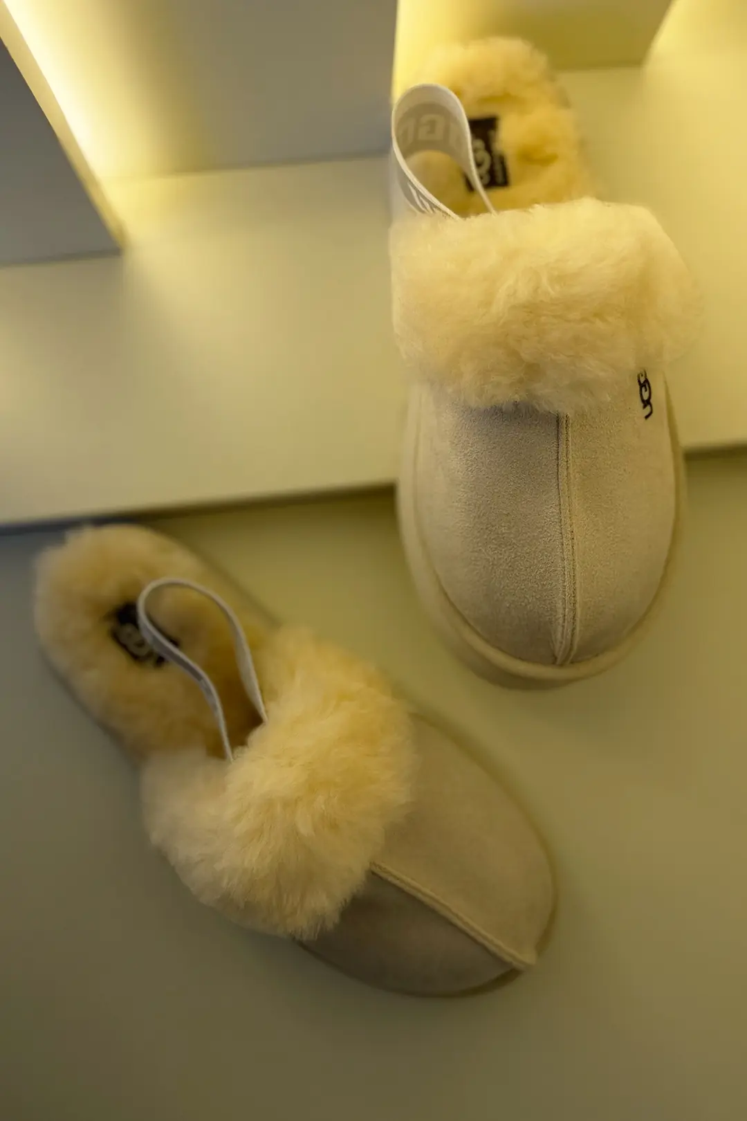 Ugg - Arka Bantlı Terlik Krem