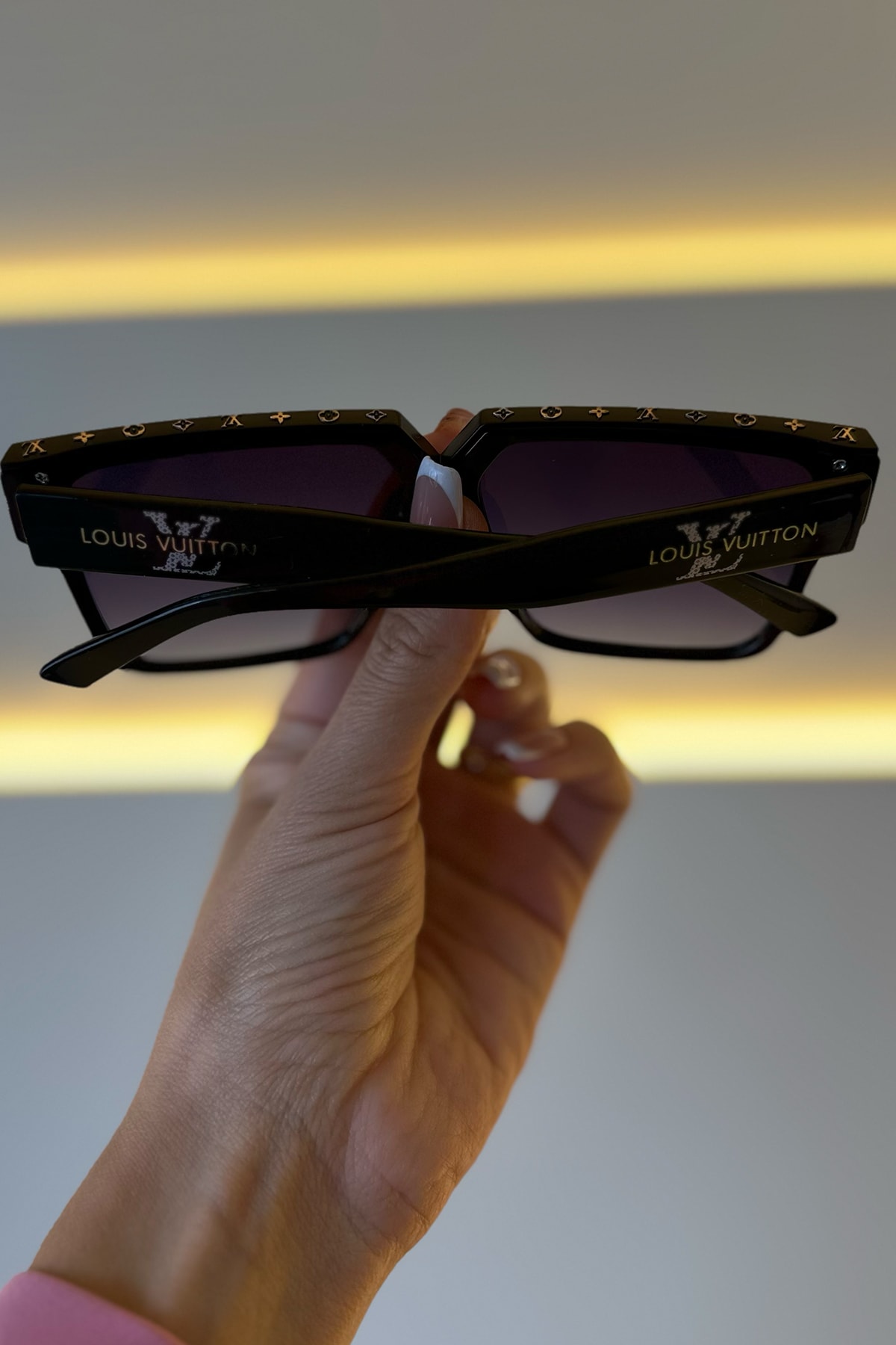 LV - Siyah Cam Gold Şerit Detay Güneş Gözlüğü