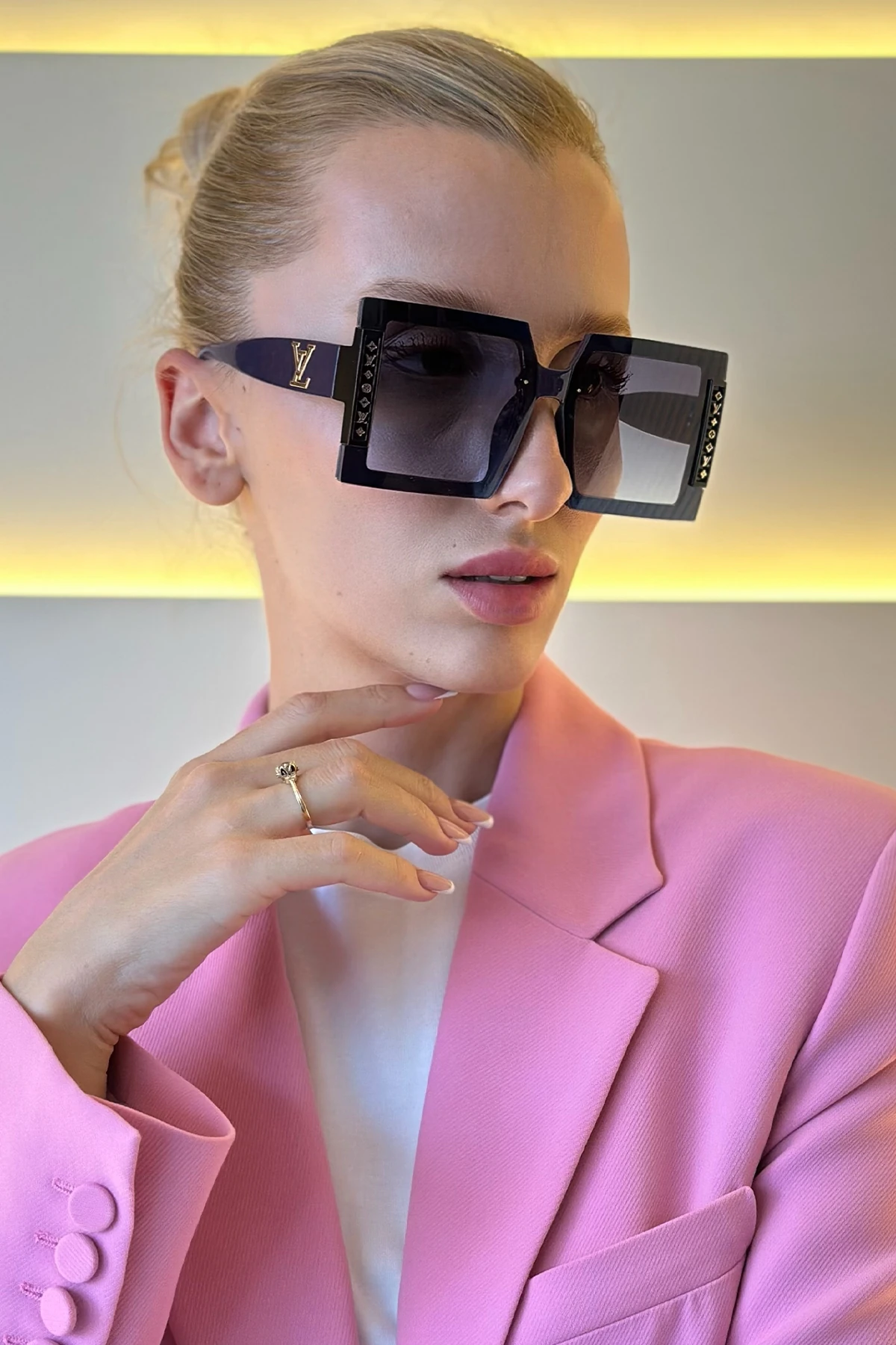 LV - Siyah Cam Detay Mor Kenar Güneş Gözlüğü