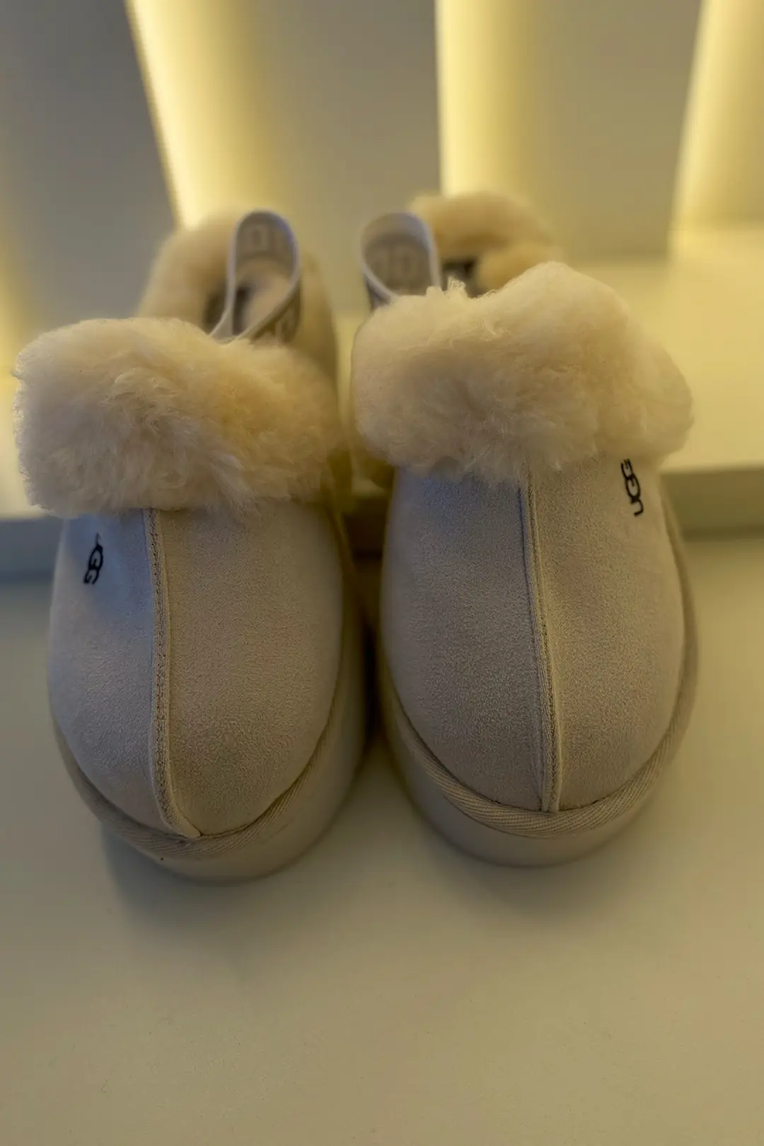 Ugg - Arka Bantlı Terlik Krem