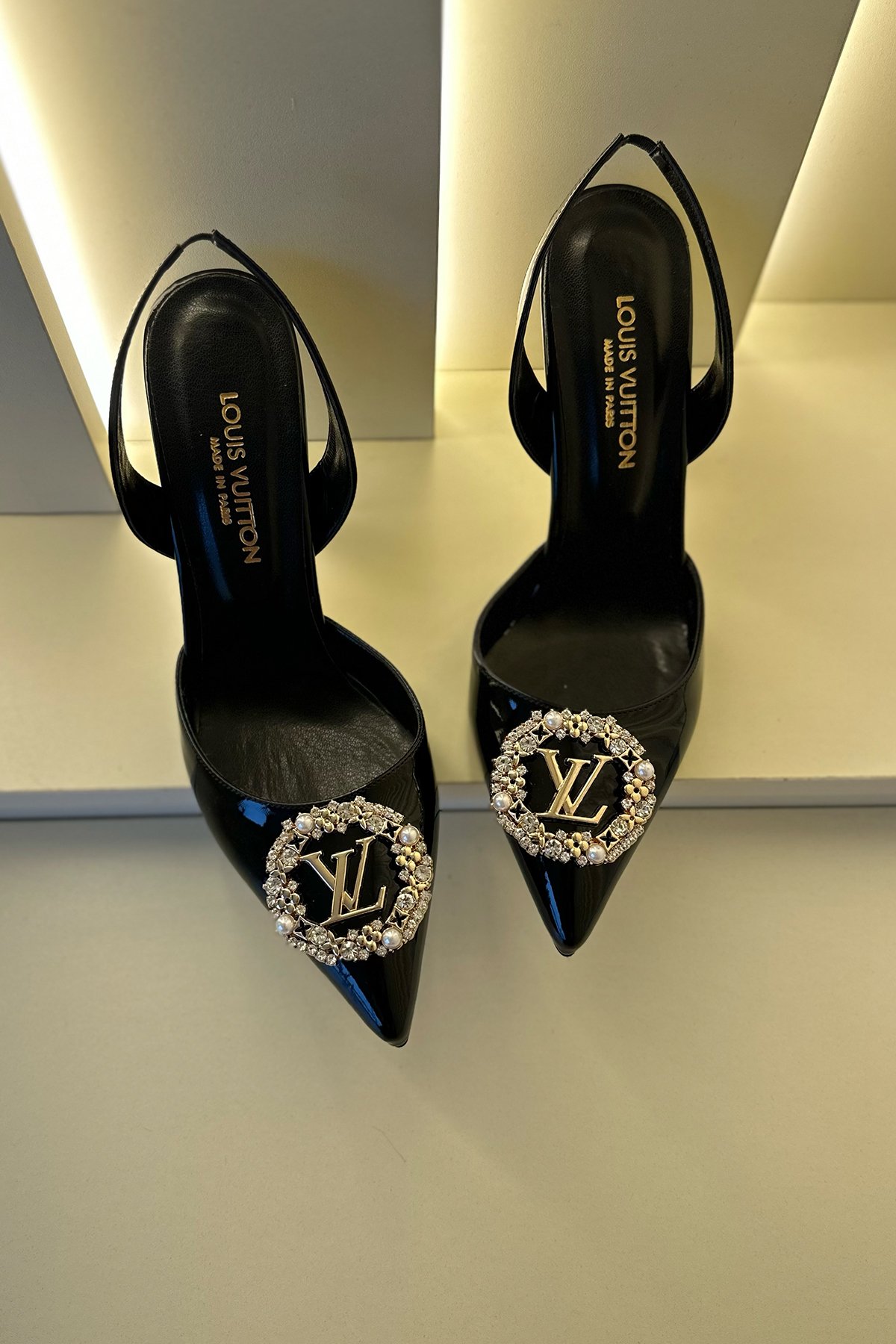 LV - Topuklu Ayakkabı Siyah Logo Gold Detay