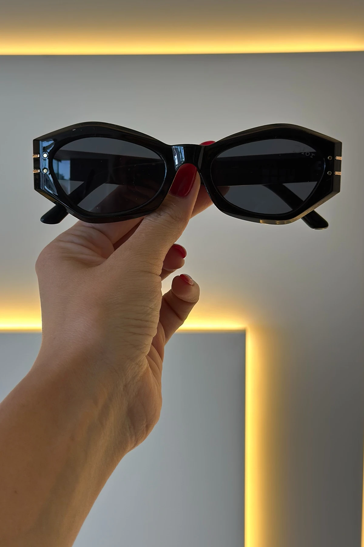 Chrstn Dr  - Güneş Gözlüğü Siyah Şerit Gold Yazı Logo 22-08-2025