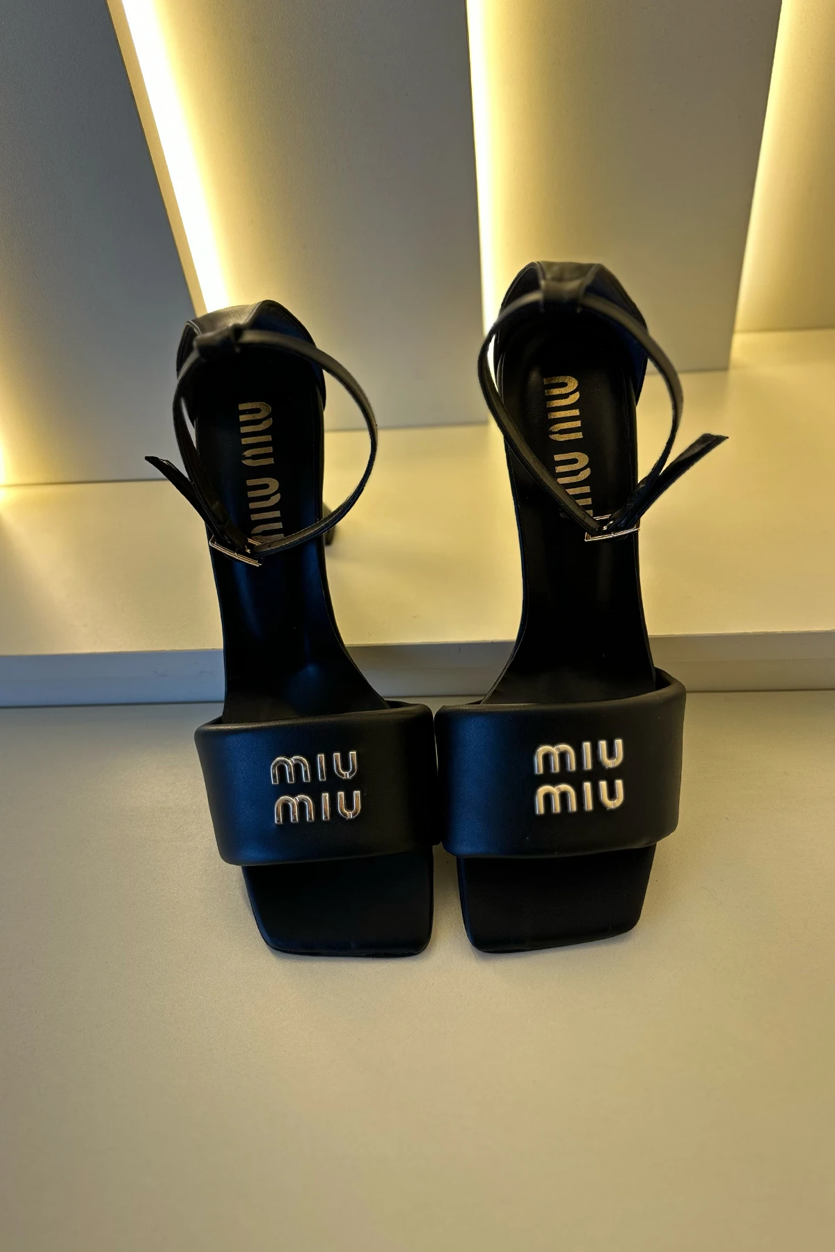 Miu Mi - Topuklu Ayakkabı Siyah Detay 01