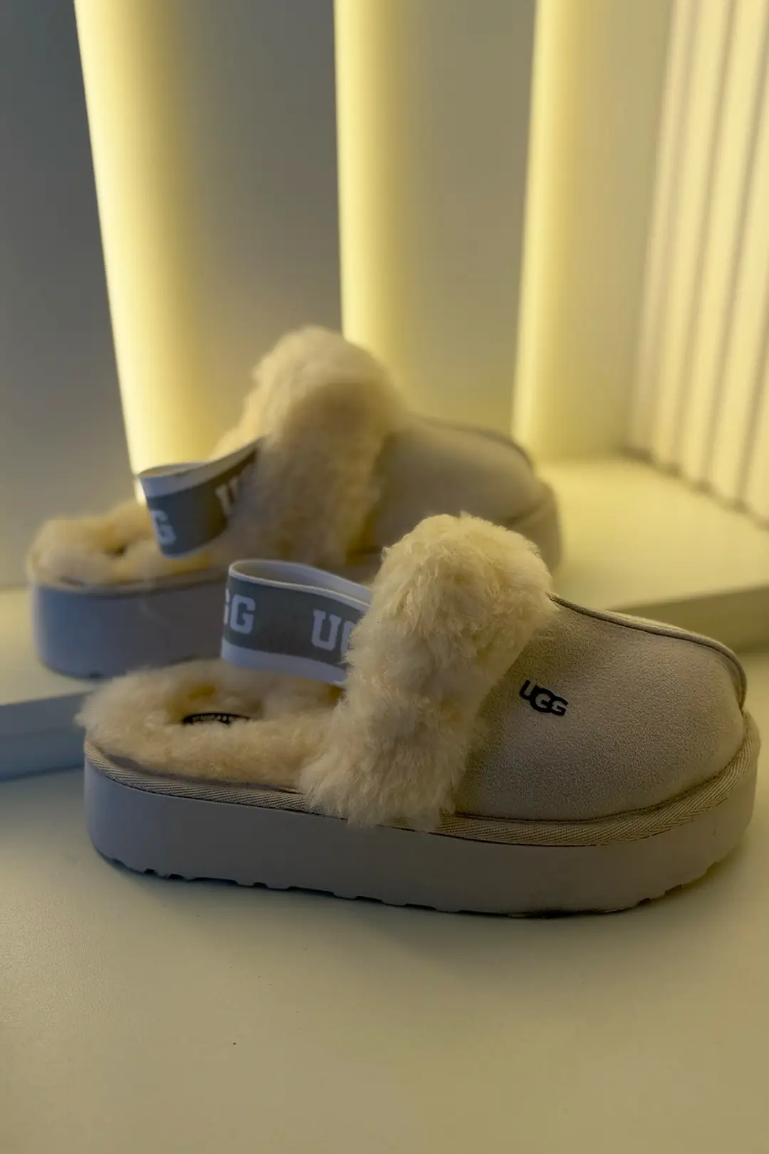 Ugg - Arka Bantlı Terlik Krem
