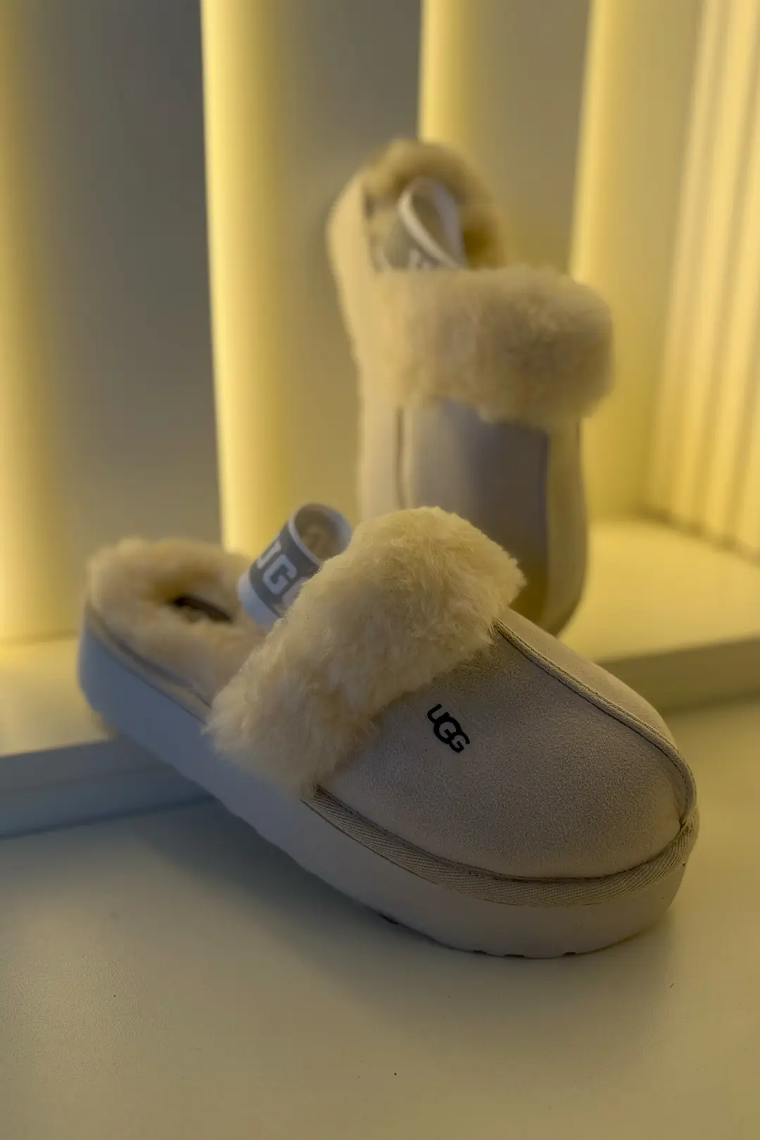 Ugg - Arka Bantlı Terlik Krem
