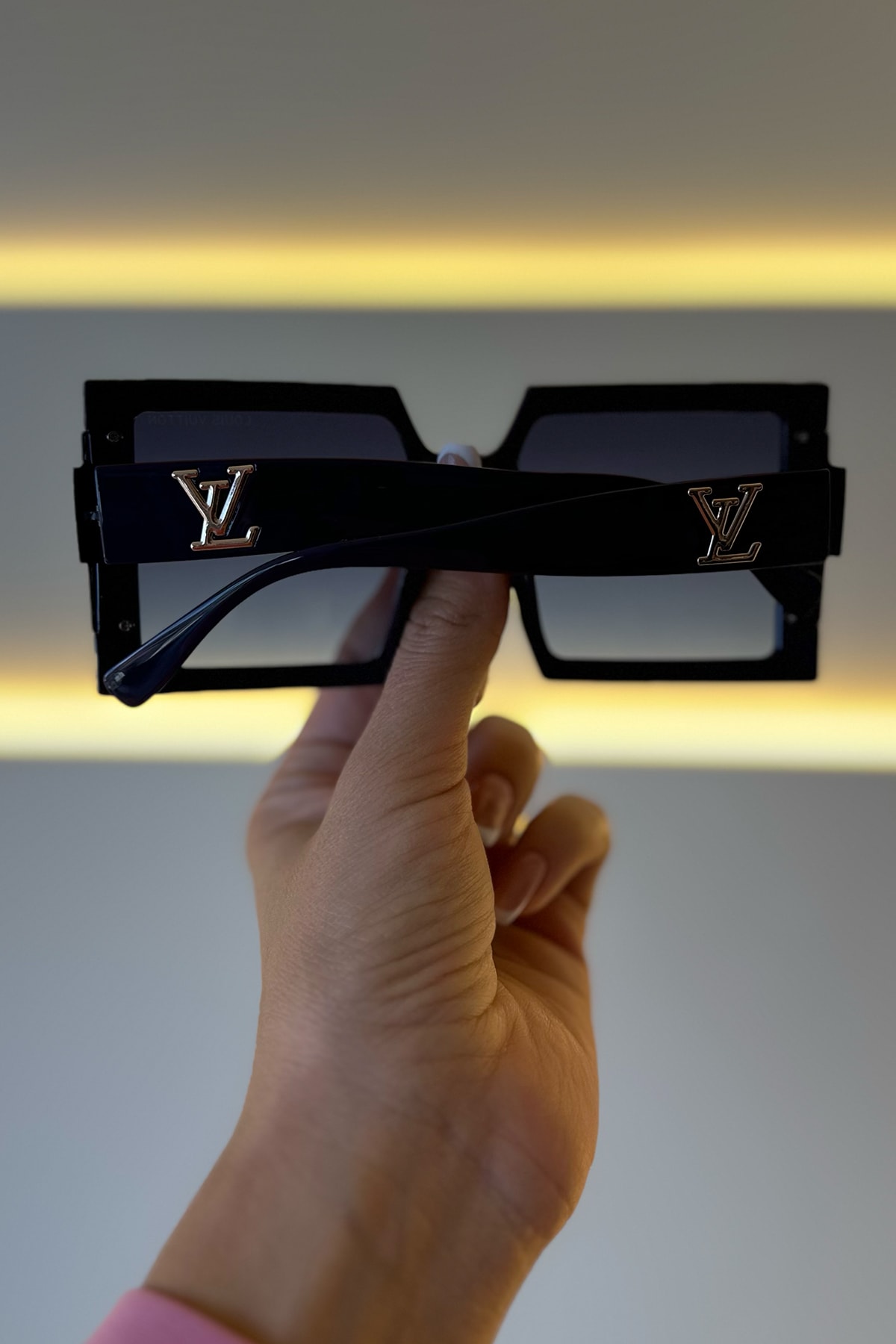LV - Siyah Cam Detay Mor Kenar Güneş Gözlüğü