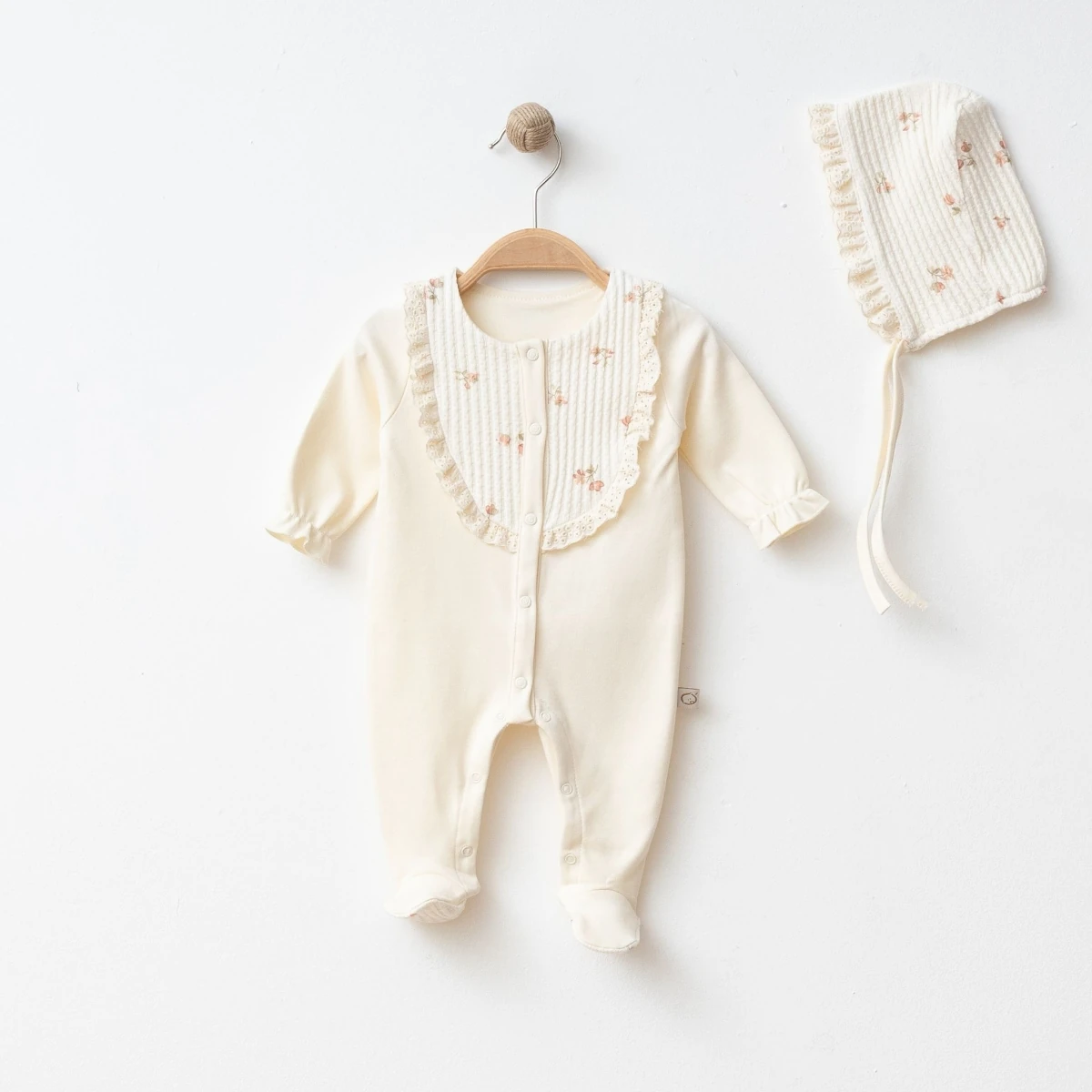 Kız Bebek Çiçekli Jakarlı Krem Tulum