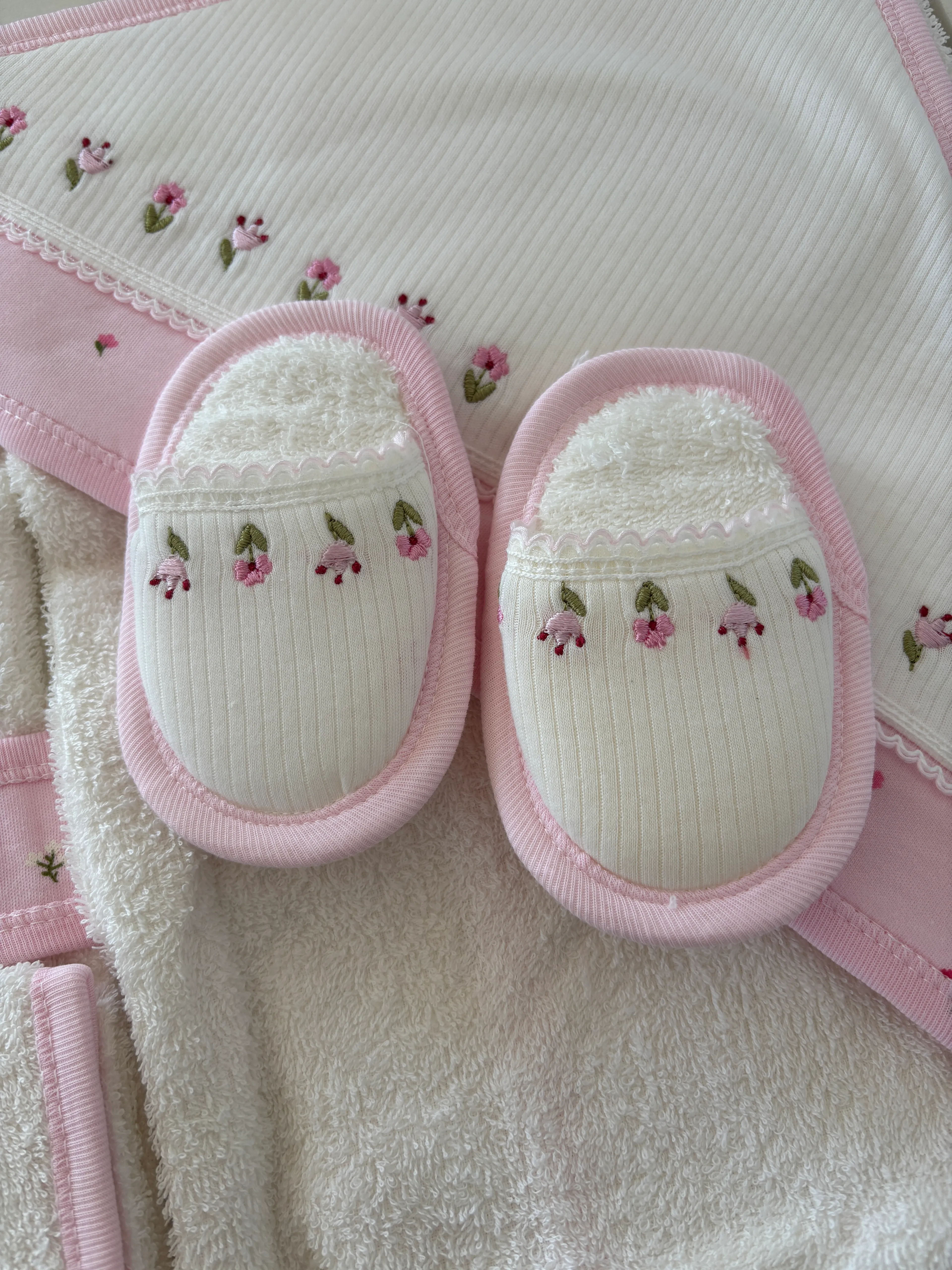 Kız Bebek Çiçek Nakışlı 0-24 Ay Bornoz Seti Pembe