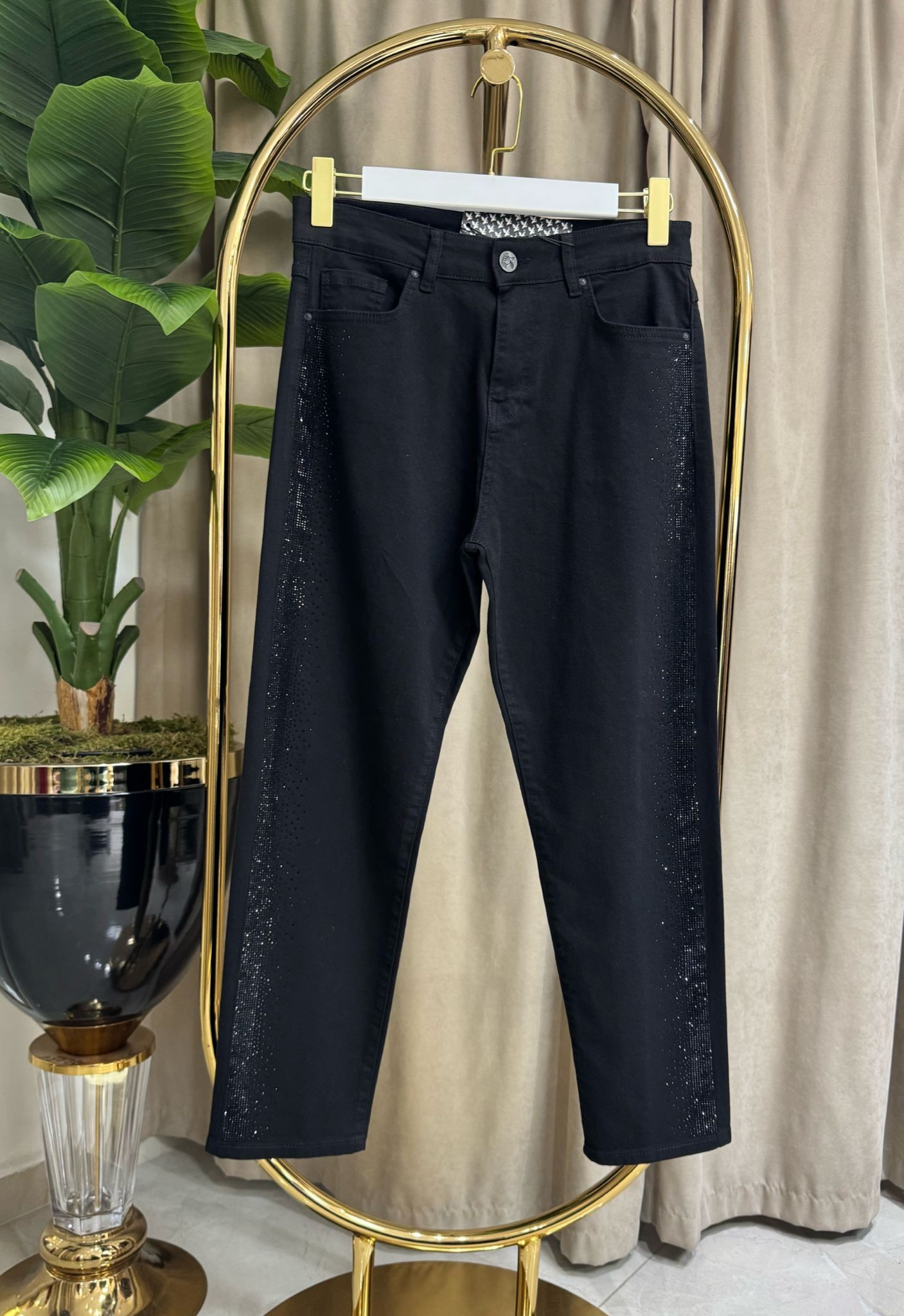 ŞERİT TAŞ DETAYLI MOM JEAN SİYAH