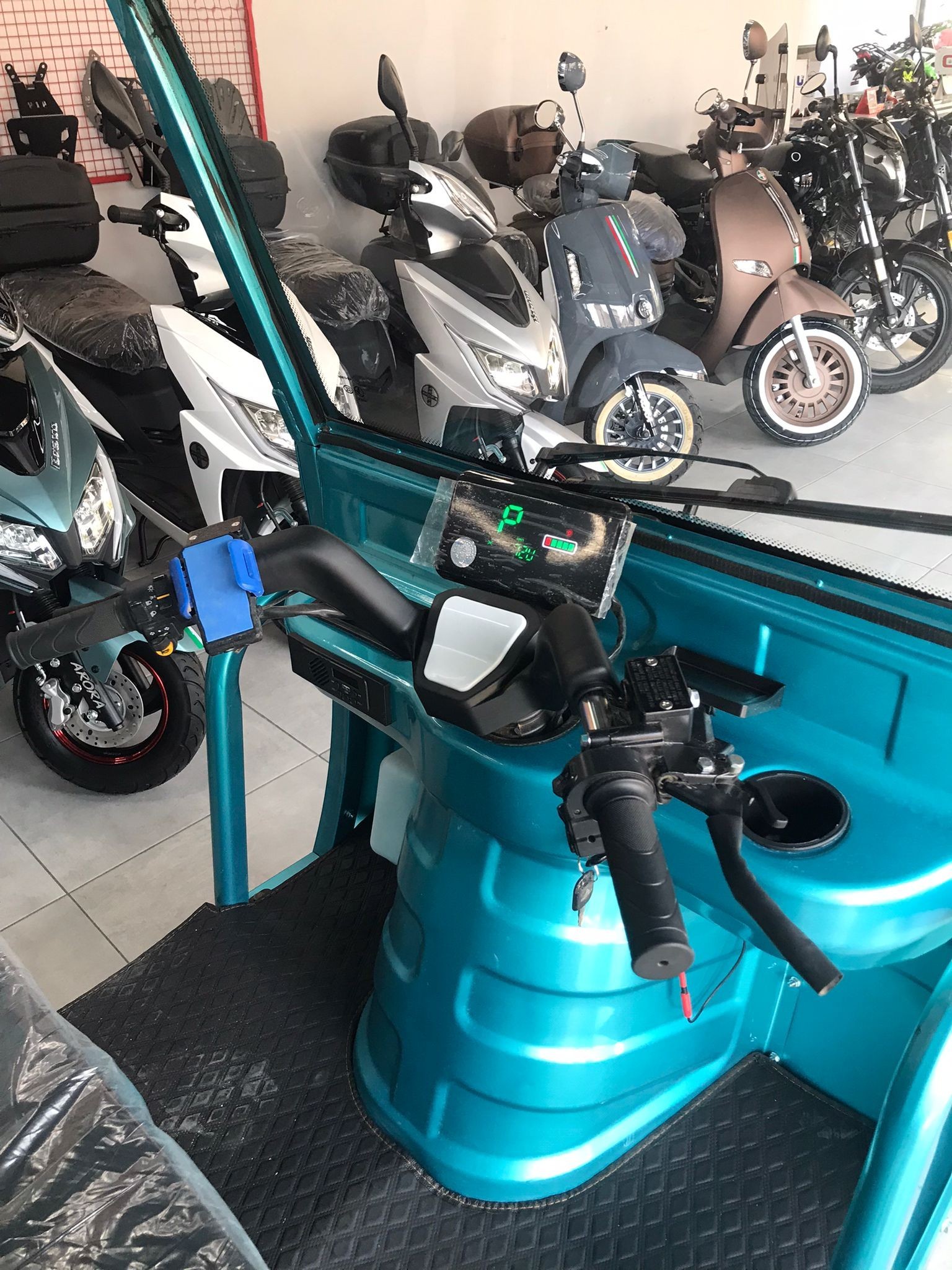 SU68000 ÜÇTEKER ELEKTRİKLİ MOTORLUBİSİKLET TAKTAS