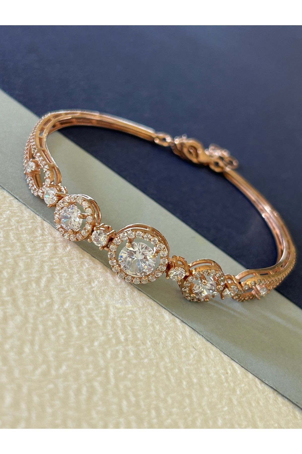 5,85 Gr Rose Renk Büyük-Küçük Üçlü Yuvarlak Zirkon Taşlı 925 Gümüş Kelepçe