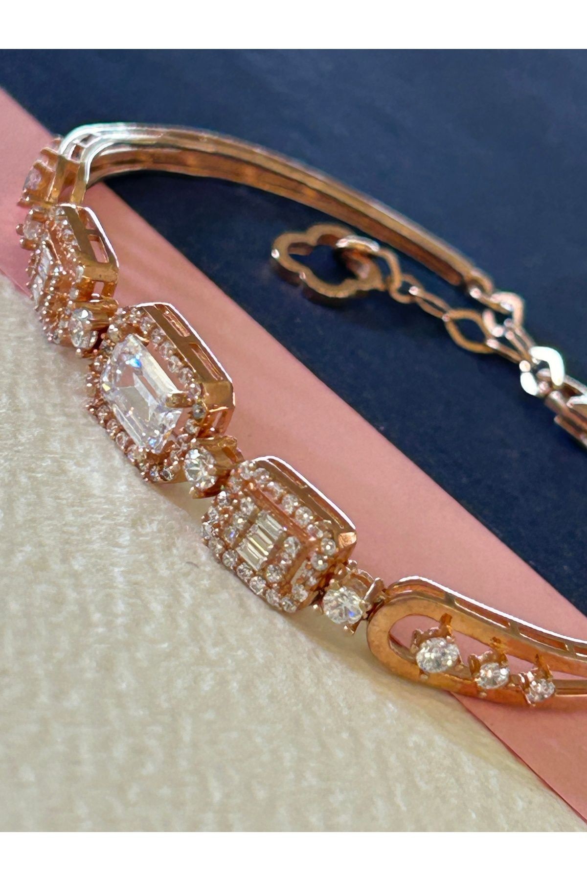 6,25 Gr Rose Renk Yatay İki Farklı Baget Zirkon Taşlı 925 Gümüş Kelepçe
