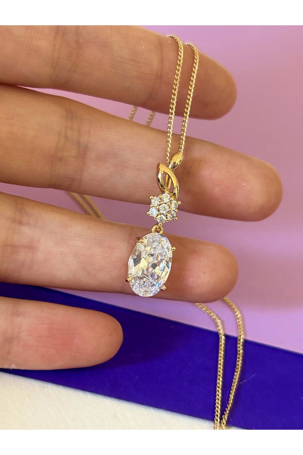 Rose Renk Çelik Zirkon Taş İşlemeli Mini Çiçek Detaylı Sallantılı Tektaş Kolye