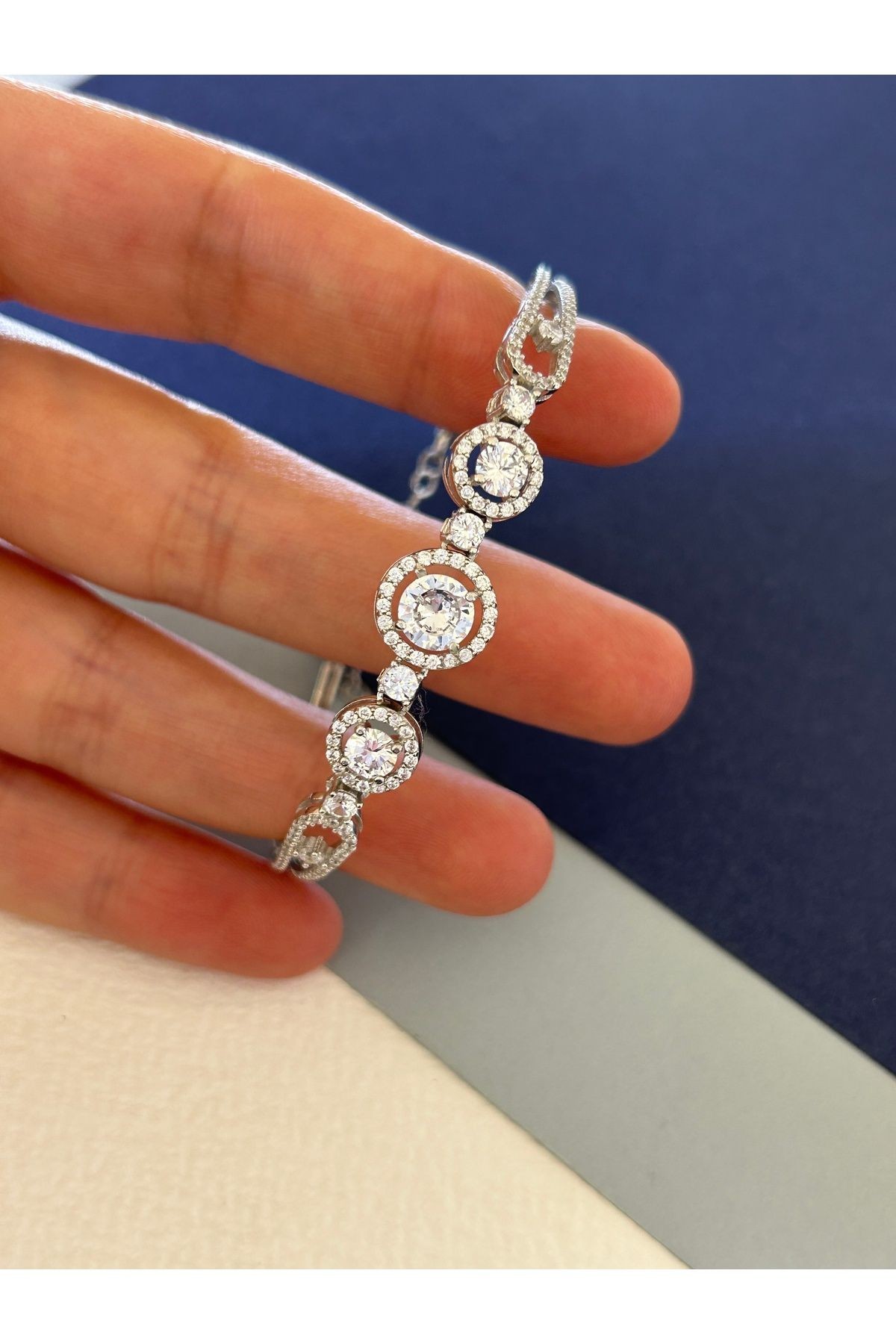 5,95 Gr Silver Renk Büyük-Küçük Üçlü Yuvarlak Zirkon Taşlı 925 Gümüş Kelepçe