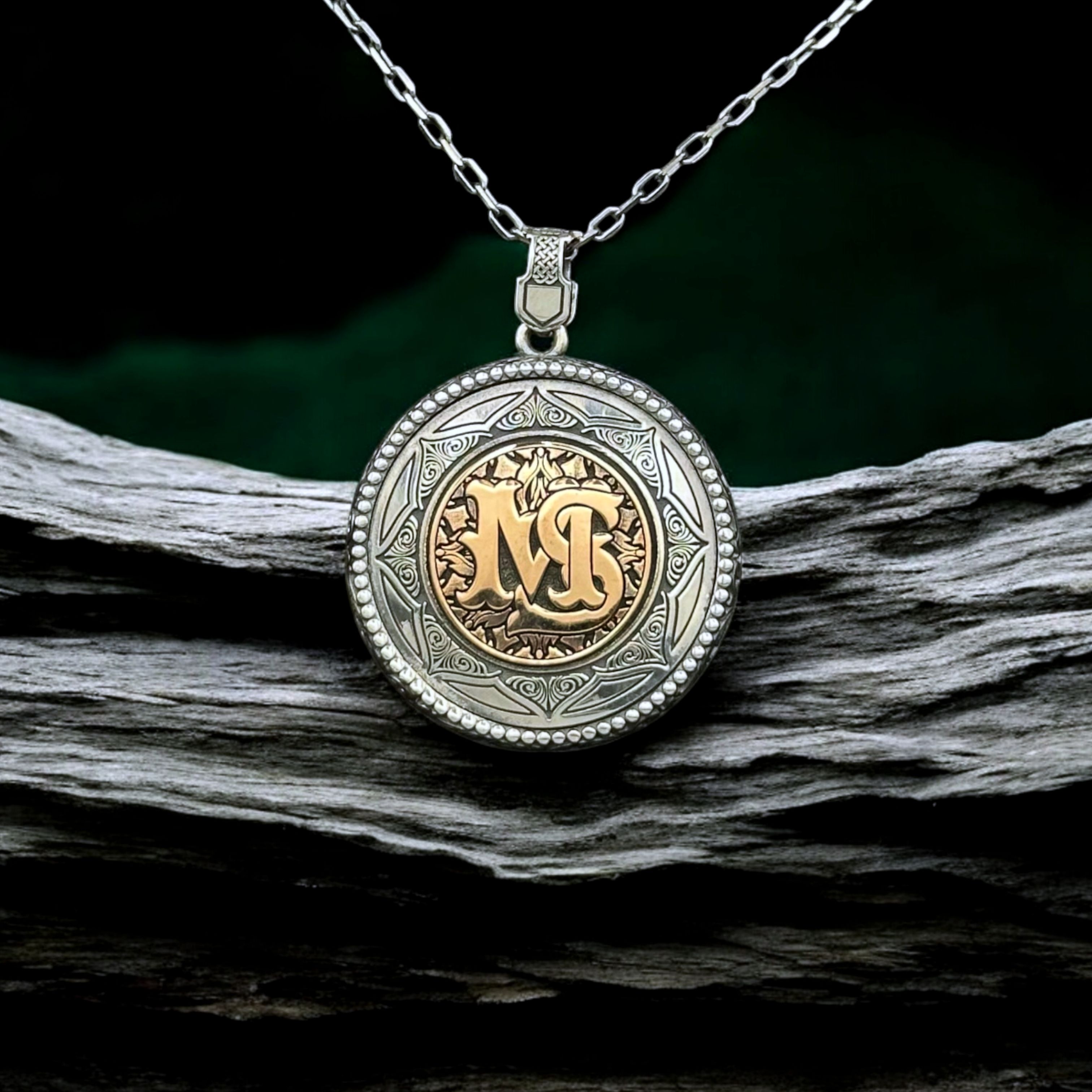 Monogram Harf Ve Fotorğaf İşlemeli Gravür Desenli Özelleştirilebilir 925 Ayar Gümüş Madalyon