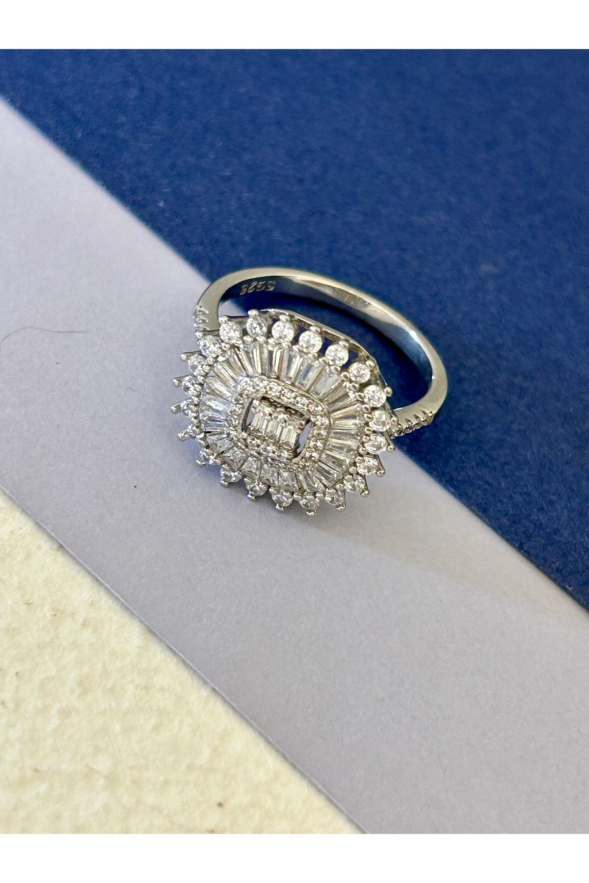 3,95 Gr Silver Renk Oval Ortası Kare Baget ve Zirkon Taşlı Çiçek Tasarım Yüzük