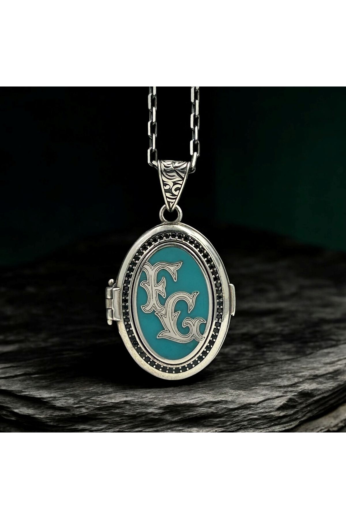 Monogram Harf Ve Dua işlemeli925 Ayar Gümüş Minimal Kapaklı Madalyon