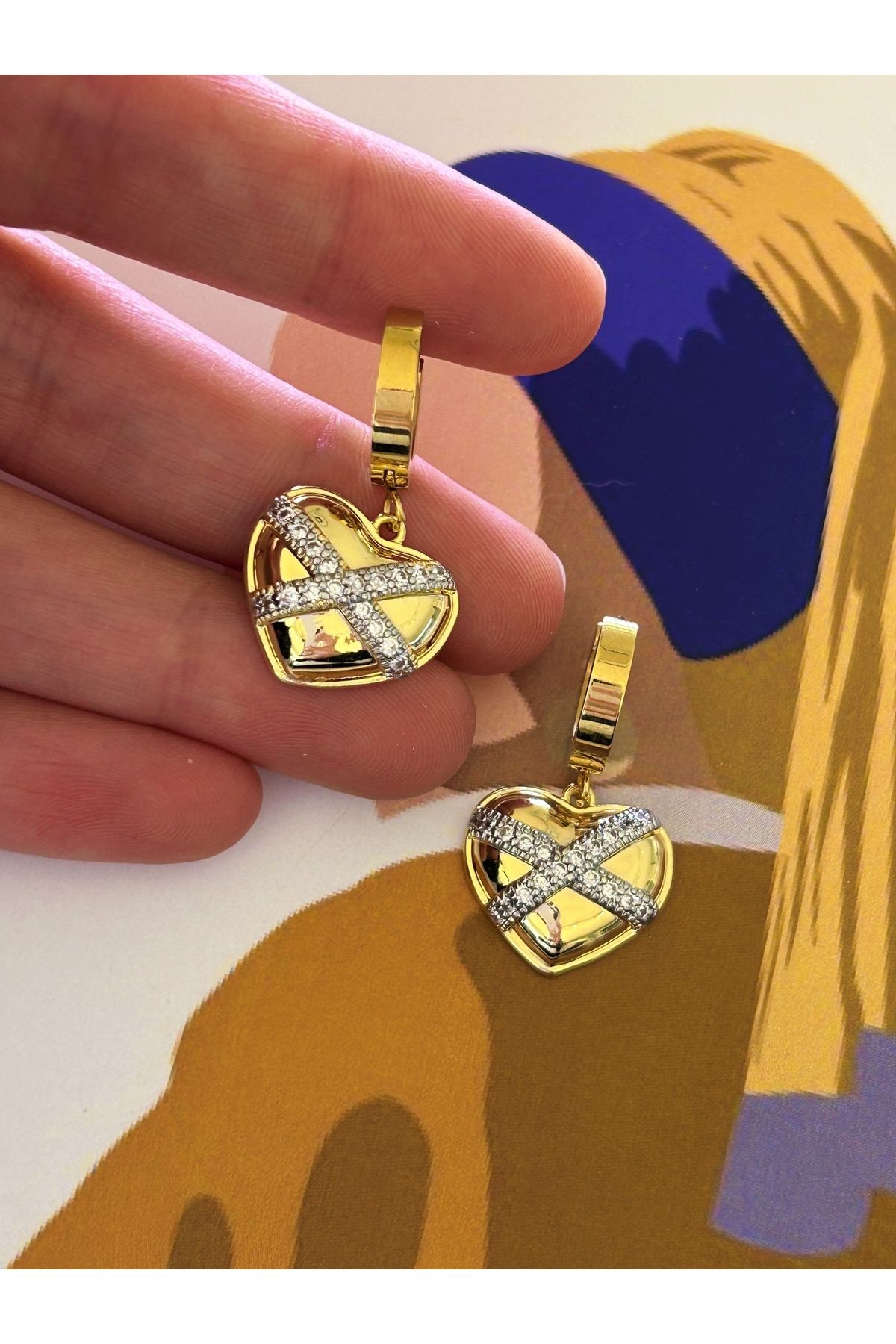 Gold Renk Çelik Kalpli Üzeri X Zirkon Taş İşlemeli Parlak Küpe